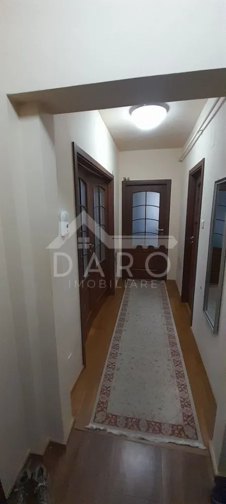🏡 Apartament 2 camere de vânzare – 66 mp | Parcare privată | Dâmbu, s - 🏡 Apartament 2 camere de vânzare – 66 mp | Parcare privată | Dâmbu, str. Suceava
Se oferă spre vânzare un apartament spațios și bine compartimentat, situat în cartierul Dâmbu, pe strada Suceava, la etajul 3 din 5, cu orientare estică – lumină naturală plăcută pe tot parcursul dimineții.
📐 Suprafață utilă: 66 mp
🚗 Loc de parcare privat inclus
➕ Posibilitate de continuare închiriere garaj
Compartimentare:
✔ Hol de acces
✔ Living luminos
✔ Dormitor confortabil
✔ Dressing separat
✔ Bucătărie + cămară
✔ Baie
✔ Balcon închis – acces atât din living, cât și din dormitor
Dotări și beneficii:
✔ Aer condiționat în living și dormitor
✔ Compartimentare practică și spații generoase de depozitare
✔ Bloc cu regim redus de înălțime (3/5)
✔ Zonă liniștită, cu acces rapid către magazine, transport și facilități urbane
💎 Ideal pentru locuință personală sau investiție, datorită suprafeței generoase și locului de parcare inclus.
🤝 Proprietate promovată prin DARO Imobiliare
💳 Vrei să cumperi prin credit?
Prin Kiwi Finance beneficiezi de:
✔ analiză GRATUITĂ a eligibilității
✔ acces la oferte de la peste 12 bănci
✔ negocierea dobânzii în favoarea ta
✔ suport complet până la semnarea contractului
📞 Detalii și vizionări:
Coman Maria – DARO Imobiliare & Kiwi Finance
📱 0749 535 729
🔑 DARO Imobiliare – găsim proprietatea potrivită.
💳 Kiwi Finance – obținem creditul pentru a o cumpăra.