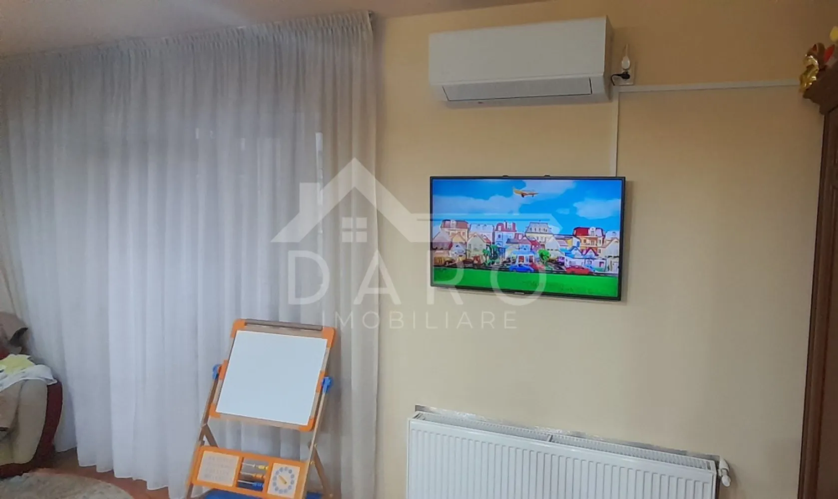 🏡 Apartament 2 camere de vânzare – 66 mp | Parcare privată | Dâmbu, s - 🏡 Apartament 2 camere de vânzare – 66 mp | Parcare privată | Dâmbu, str. Suceava
Se oferă spre vânzare un apartament spațios și bine compartimentat, situat în cartierul Dâmbu, pe strada Suceava, la etajul 3 din 5, cu orientare estică – lumină naturală plăcută pe tot parcursul dimineții.
📐 Suprafață utilă: 66 mp
🚗 Loc de parcare privat inclus
➕ Posibilitate de continuare închiriere garaj
Compartimentare:
✔ Hol de acces
✔ Living luminos
✔ Dormitor confortabil
✔ Dressing separat
✔ Bucătărie + cămară
✔ Baie
✔ Balcon închis – acces atât din living, cât și din dormitor
Dotări și beneficii:
✔ Aer condiționat în living și dormitor
✔ Compartimentare practică și spații generoase de depozitare
✔ Bloc cu regim redus de înălțime (3/5)
✔ Zonă liniștită, cu acces rapid către magazine, transport și facilități urbane
💎 Ideal pentru locuință personală sau investiție, datorită suprafeței generoase și locului de parcare inclus.
🤝 Proprietate promovată prin DARO Imobiliare
💳 Vrei să cumperi prin credit?
Prin Kiwi Finance beneficiezi de:
✔ analiză GRATUITĂ a eligibilității
✔ acces la oferte de la peste 12 bănci
✔ negocierea dobânzii în favoarea ta
✔ suport complet până la semnarea contractului
📞 Detalii și vizionări:
Coman Maria – DARO Imobiliare & Kiwi Finance
📱 0749 535 729
🔑 DARO Imobiliare – găsim proprietatea potrivită.
💳 Kiwi Finance – obținem creditul pentru a o cumpăra.