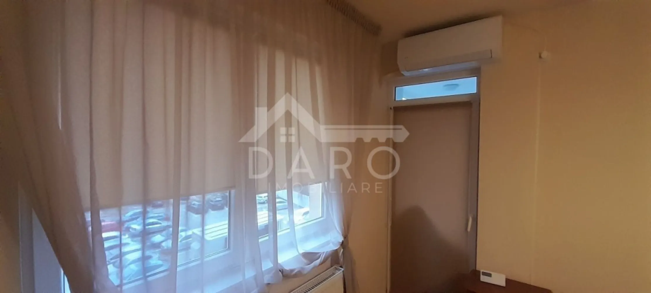 🏡 Apartament 2 camere de vânzare – 66 mp | Parcare privată | Dâmbu, s - 🏡 Apartament 2 camere de vânzare – 66 mp | Parcare privată | Dâmbu, str. Suceava
Se oferă spre vânzare un apartament spațios și bine compartimentat, situat în cartierul Dâmbu, pe strada Suceava, la etajul 3 din 5, cu orientare estică – lumină naturală plăcută pe tot parcursul dimineții.
📐 Suprafață utilă: 66 mp
🚗 Loc de parcare privat inclus
➕ Posibilitate de continuare închiriere garaj
Compartimentare:
✔ Hol de acces
✔ Living luminos
✔ Dormitor confortabil
✔ Dressing separat
✔ Bucătărie + cămară
✔ Baie
✔ Balcon închis – acces atât din living, cât și din dormitor
Dotări și beneficii:
✔ Aer condiționat în living și dormitor
✔ Compartimentare practică și spații generoase de depozitare
✔ Bloc cu regim redus de înălțime (3/5)
✔ Zonă liniștită, cu acces rapid către magazine, transport și facilități urbane
💎 Ideal pentru locuință personală sau investiție, datorită suprafeței generoase și locului de parcare inclus.
🤝 Proprietate promovată prin DARO Imobiliare
💳 Vrei să cumperi prin credit?
Prin Kiwi Finance beneficiezi de:
✔ analiză GRATUITĂ a eligibilității
✔ acces la oferte de la peste 12 bănci
✔ negocierea dobânzii în favoarea ta
✔ suport complet până la semnarea contractului
📞 Detalii și vizionări:
Coman Maria – DARO Imobiliare & Kiwi Finance
📱 0749 535 729
🔑 DARO Imobiliare – găsim proprietatea potrivită.
💳 Kiwi Finance – obținem creditul pentru a o cumpăra.