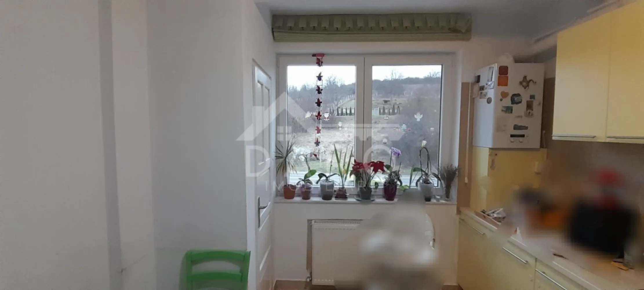 🏡 Apartament 2 camere de vânzare – 66 mp | Parcare privată | Dâmbu, s - 🏡 Apartament 2 camere de vânzare – 66 mp | Parcare privată | Dâmbu, str. Suceava
Se oferă spre vânzare un apartament spațios și bine compartimentat, situat în cartierul Dâmbu, pe strada Suceava, la etajul 3 din 5, cu orientare estică – lumină naturală plăcută pe tot parcursul dimineții.
📐 Suprafață utilă: 66 mp
🚗 Loc de parcare privat inclus
➕ Posibilitate de continuare închiriere garaj
Compartimentare:
✔ Hol de acces
✔ Living luminos
✔ Dormitor confortabil
✔ Dressing separat
✔ Bucătărie + cămară
✔ Baie
✔ Balcon închis – acces atât din living, cât și din dormitor
Dotări și beneficii:
✔ Aer condiționat în living și dormitor
✔ Compartimentare practică și spații generoase de depozitare
✔ Bloc cu regim redus de înălțime (3/5)
✔ Zonă liniștită, cu acces rapid către magazine, transport și facilități urbane
💎 Ideal pentru locuință personală sau investiție, datorită suprafeței generoase și locului de parcare inclus.
🤝 Proprietate promovată prin DARO Imobiliare
💳 Vrei să cumperi prin credit?
Prin Kiwi Finance beneficiezi de:
✔ analiză GRATUITĂ a eligibilității
✔ acces la oferte de la peste 12 bănci
✔ negocierea dobânzii în favoarea ta
✔ suport complet până la semnarea contractului
📞 Detalii și vizionări:
Coman Maria – DARO Imobiliare & Kiwi Finance
📱 0749 535 729
🔑 DARO Imobiliare – găsim proprietatea potrivită.
💳 Kiwi Finance – obținem creditul pentru a o cumpăra.