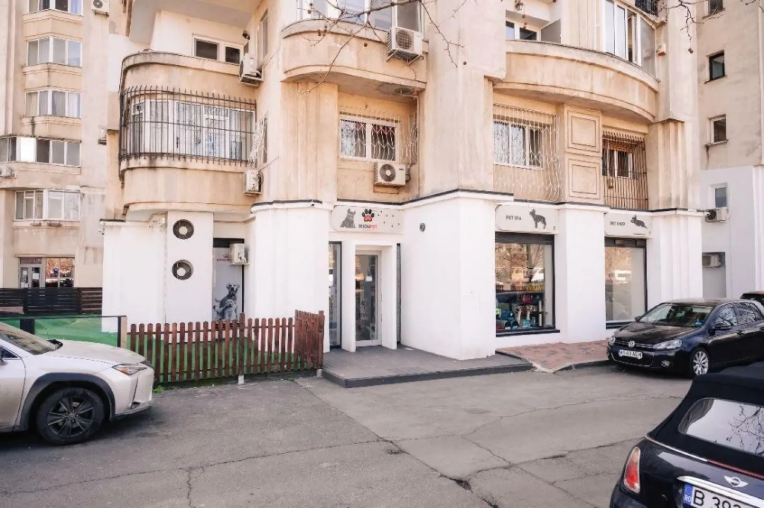 SPAŢIU VERSATIL DE VÂNZARE / ÎNCHIRIERE 211mp. Sect3. - Agenția BRASADAS pune la dispoziţie un spaţiu generos de 211 mp utili, situat la PARTER pe Bulevardul Octavian Goga sector 3.
Cu o poziţie strategică, într-o zonă cu vizibilitate ridicată, acest spaţiu este perfect pentru a-ţi pune amprenta asupra unui loc care poate deveni noul tău punct de referinţă. 
Cu posibilitatea de cumpărare. (550.000 Euro). 

Ce oferă acest spaţiu? 
- 211 mp utili, suficient loc pentru orice viziune.
- Două spaţii adiacente - versatilitate pentru diverse activităţi.
- Teren aferent pentru extindere, amenajare sau destinaţii suplimentare 
- Situat la parter, cu expunere excelentă şi acces facil 
- Zonă dinamică şi bine conectată la transport, centre de afaceri şi zone comerciale 

De ce acest spaţiu poate fi pentru tine? 
- Dacă vrei să îţi deschizi o afacere, ai deja fundaţia perfectă! 
- Dacă ai nevoie de un showroom, cabinet sau birou, ai găsit locul ideal! 
- Dacă visezi la o investiţie sigură, această locaţie are un potenţial! 

Pentru mai multe oferte accesați www.brasadas.com.