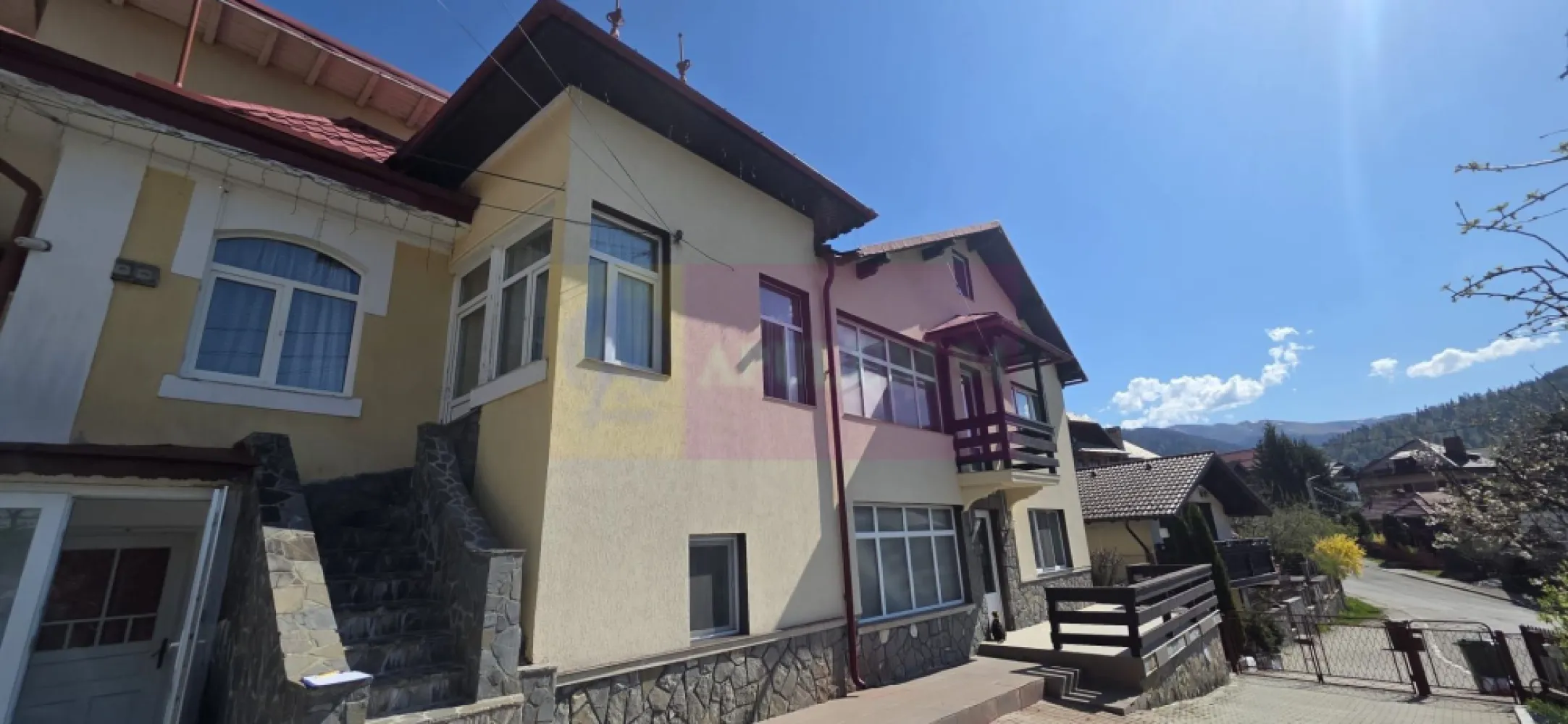 Casa de vanzare cu 6 camere in Busteni - Agenția imobiliară Mervani vă prezintă o proprietate situată într-o zonă apreciată din Bușteni, stradă asfaltată, la mică distanță de pârtia de schi Kalinderu, ideală atât pentru locuință permanentă, cât și pentru casă de vacanță sau investiție turistică.

Imobilul este dispus pe demisol, parter și etaj, având o suprafață construită de 184 mp și beneficiază de curte comună cu încă o proprietate, acces betonat și spațiu verde comun.

Construită inițial în anul 1941, casa a fost extinsă în anul 1981 și modernizată în 2015, păstrând un echilibru între soliditatea construcției și confortul actual.

- fundație din beton
- zidărie din cărămidă
- planșeu din beton pe construcția nouă
- tâmplărie PVC cu geam termopan
- centrală termică proprie
- termosistem exterior
- învelitoare din tablă zincată
- toate utilitățile, inclusiv canalizare

Compartimentare:
Demisol

 spațiu tehnic cu centrală termică

Parter

 dormitor
 bucătărie
 baie
 cameră de zi
 dormitor

Etaj

 cameră de zi
 baie
 dormitor
 dormitor

Proprietatea dispune de o terasă generoasă și balcon, oferind un view superb către Masivul Caraiman, pârtia de schi Kalinderu și Crucea Caraiman – un peisaj spectaculos în orice anotimp. 

Casa poate fi modernizată și adaptată cu ușurință în funcție de nevoile viitorului proprietar, fiind potrivită pentru:
- rezidență permanentă
- casă de vacanță
- amenajarea a două apartamente pentru închiriere în regim turistic
Teren 150 mp, cota indiviza din 600 mp.

O proprietate cu potențial, amplasată într-una dintre cele mai apreciate zone ale stațiunii Bușteni!

Pentru vizionări și informații suplimentare:
Agenția imobiliară Mervani – 0729.935.536