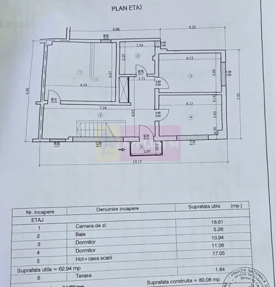 Casa de vanzare cu 6 camere in Busteni - Agenția imobiliară Mervani vă prezintă o proprietate situată într-o zonă apreciată din Bușteni, stradă asfaltată, la mică distanță de pârtia de schi Kalinderu, ideală atât pentru locuință permanentă, cât și pentru casă de vacanță sau investiție turistică.

Imobilul este dispus pe demisol, parter și etaj, având o suprafață construită de 184 mp și beneficiază de curte comună cu încă o proprietate, acces betonat și spațiu verde comun.

Construită inițial în anul 1941, casa a fost extinsă în anul 1981 și modernizată în 2015, păstrând un echilibru între soliditatea construcției și confortul actual.

- fundație din beton
- zidărie din cărămidă
- planșeu din beton pe construcția nouă
- tâmplărie PVC cu geam termopan
- centrală termică proprie
- termosistem exterior
- învelitoare din tablă zincată
- toate utilitățile, inclusiv canalizare

Compartimentare:
Demisol

 spațiu tehnic cu centrală termică

Parter

 dormitor
 bucătărie
 baie
 cameră de zi
 dormitor

Etaj

 cameră de zi
 baie
 dormitor
 dormitor

Proprietatea dispune de o terasă generoasă și balcon, oferind un view superb către Masivul Caraiman, pârtia de schi Kalinderu și Crucea Caraiman – un peisaj spectaculos în orice anotimp. 

Casa poate fi modernizată și adaptată cu ușurință în funcție de nevoile viitorului proprietar, fiind potrivită pentru:
- rezidență permanentă
- casă de vacanță
- amenajarea a două apartamente pentru închiriere în regim turistic
Teren 150 mp, cota indiviza din 600 mp.

O proprietate cu potențial, amplasată într-una dintre cele mai apreciate zone ale stațiunii Bușteni!

Pentru vizionări și informații suplimentare:
Agenția imobiliară Mervani – 0729.935.536