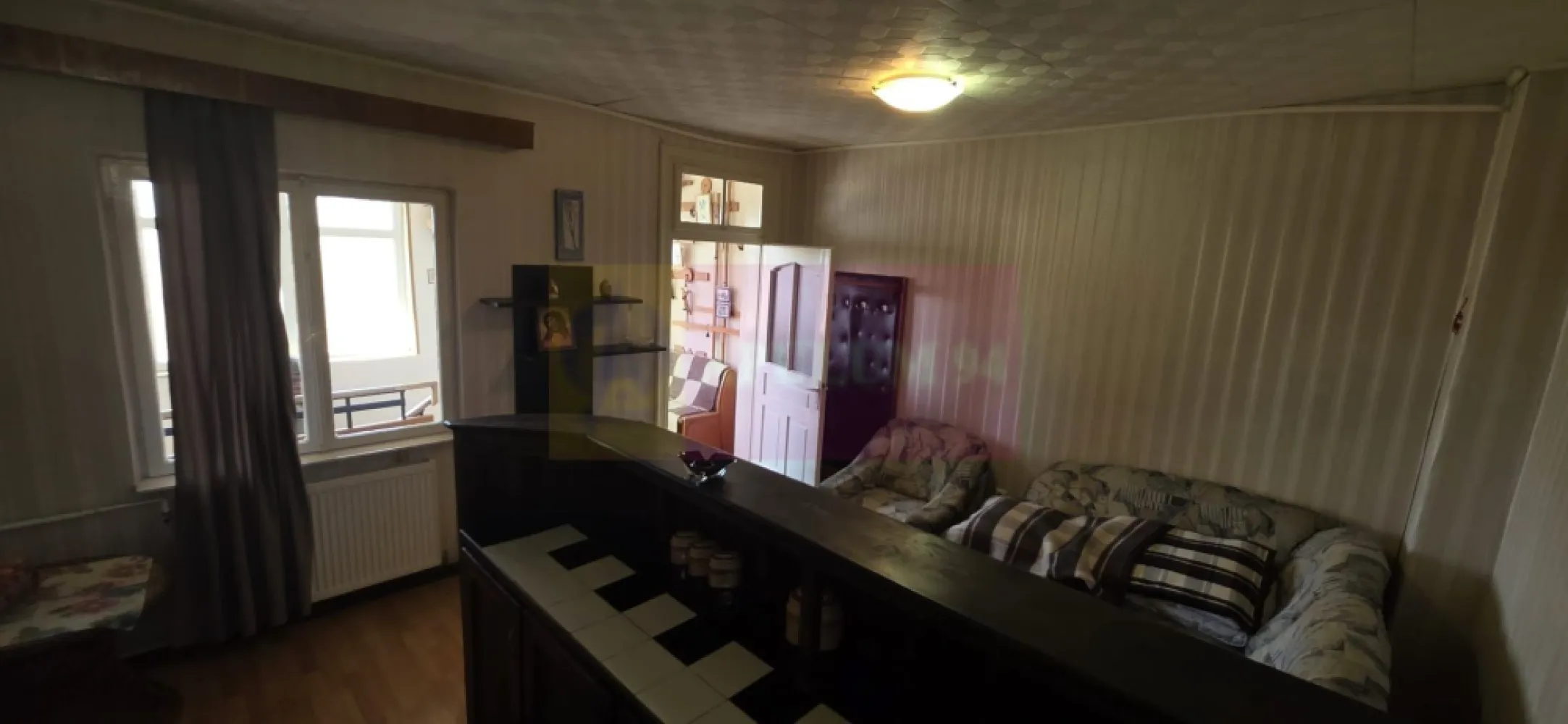 Casa de vanzare cu 6 camere in Busteni - Agenția imobiliară Mervani vă prezintă o proprietate situată într-o zonă apreciată din Bușteni, stradă asfaltată, la mică distanță de pârtia de schi Kalinderu, ideală atât pentru locuință permanentă, cât și pentru casă de vacanță sau investiție turistică.

Imobilul este dispus pe demisol, parter și etaj, având o suprafață construită de 184 mp și beneficiază de curte comună cu încă o proprietate, acces betonat și spațiu verde comun.

Construită inițial în anul 1941, casa a fost extinsă în anul 1981 și modernizată în 2015, păstrând un echilibru între soliditatea construcției și confortul actual.

- fundație din beton
- zidărie din cărămidă
- planșeu din beton pe construcția nouă
- tâmplărie PVC cu geam termopan
- centrală termică proprie
- termosistem exterior
- învelitoare din tablă zincată
- toate utilitățile, inclusiv canalizare

Compartimentare:
Demisol

 spațiu tehnic cu centrală termică

Parter

 dormitor
 bucătărie
 baie
 cameră de zi
 dormitor

Etaj

 cameră de zi
 baie
 dormitor
 dormitor

Proprietatea dispune de o terasă generoasă și balcon, oferind un view superb către Masivul Caraiman, pârtia de schi Kalinderu și Crucea Caraiman – un peisaj spectaculos în orice anotimp. 

Casa poate fi modernizată și adaptată cu ușurință în funcție de nevoile viitorului proprietar, fiind potrivită pentru:
- rezidență permanentă
- casă de vacanță
- amenajarea a două apartamente pentru închiriere în regim turistic
Teren 150 mp, cota indiviza din 600 mp.

O proprietate cu potențial, amplasată într-una dintre cele mai apreciate zone ale stațiunii Bușteni!

Pentru vizionări și informații suplimentare:
Agenția imobiliară Mervani – 0729.935.536