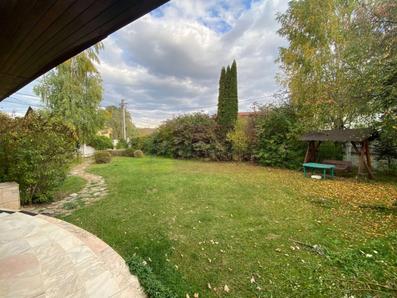 Vila de vânzare cu 4 camere în Breaza - Vilă de vânzare în Breaza – zonă centrală, liniște și intimitate

Agenția imobiliară vă propune spre vânzare o vilă primitoare, situată într-o zonă semicentrală din Breaza, ideală atât pentru locuință permanentă, cât și pentru casă de vacanță.

 Compartimentare practică

Parter:
 Cameră de zi spațioasă, cu șemineu pe lemne – perfect pentru seri relaxante
 Verandă luminoasă, amenajată ca loc de luat masa
 Bucătărie funcțională
 Cămară și spațiu tehnic pentru depozitare
 Baie cu duș

Mansardă:
 3 dormitoare
 Grup sanitar
 Balcon uriaș închis

Caracteristici constructive și dotări:
 Construită în anul 1995
 Fundație din beton, pereți din cărămidă (parter), mansardă din lemn
 Acoperiș din tablă metalică
 Izolație exterioară (termosistem)
 Încălzire cu centrală termică pe gaz și calorifere
 Utilități complete: apă din rețea publică, curent electric, canalizare
 Rulouri electrice la parter
 Scară exterioară din marmură și scară interioară din lemn

 Exterior și teren:
 Curte cu spațiu verde în partea din față
 Acces auto și pietonal
 Deschidere la drum principal asfaltat și drum secundar
 Împrejmuire cu gard pe soclu de beton
 Polată în lateralul din spate, organizată ca magazie

Localizare excelentă:
 Aproape de piață, școală, supermarketuri și mijloace de transport în comun
 Zonă liniștită, cu acces facil către punctele de interes

Se vinde complet mobilată și utilată, fiind utilizată în prezent ca locuință de vacanță – gata pentru a fi locuită imediat.
Pentru vizionare și detalii suplimentare, contactați Mervani Imobiliare la tel. 0729 935 536.