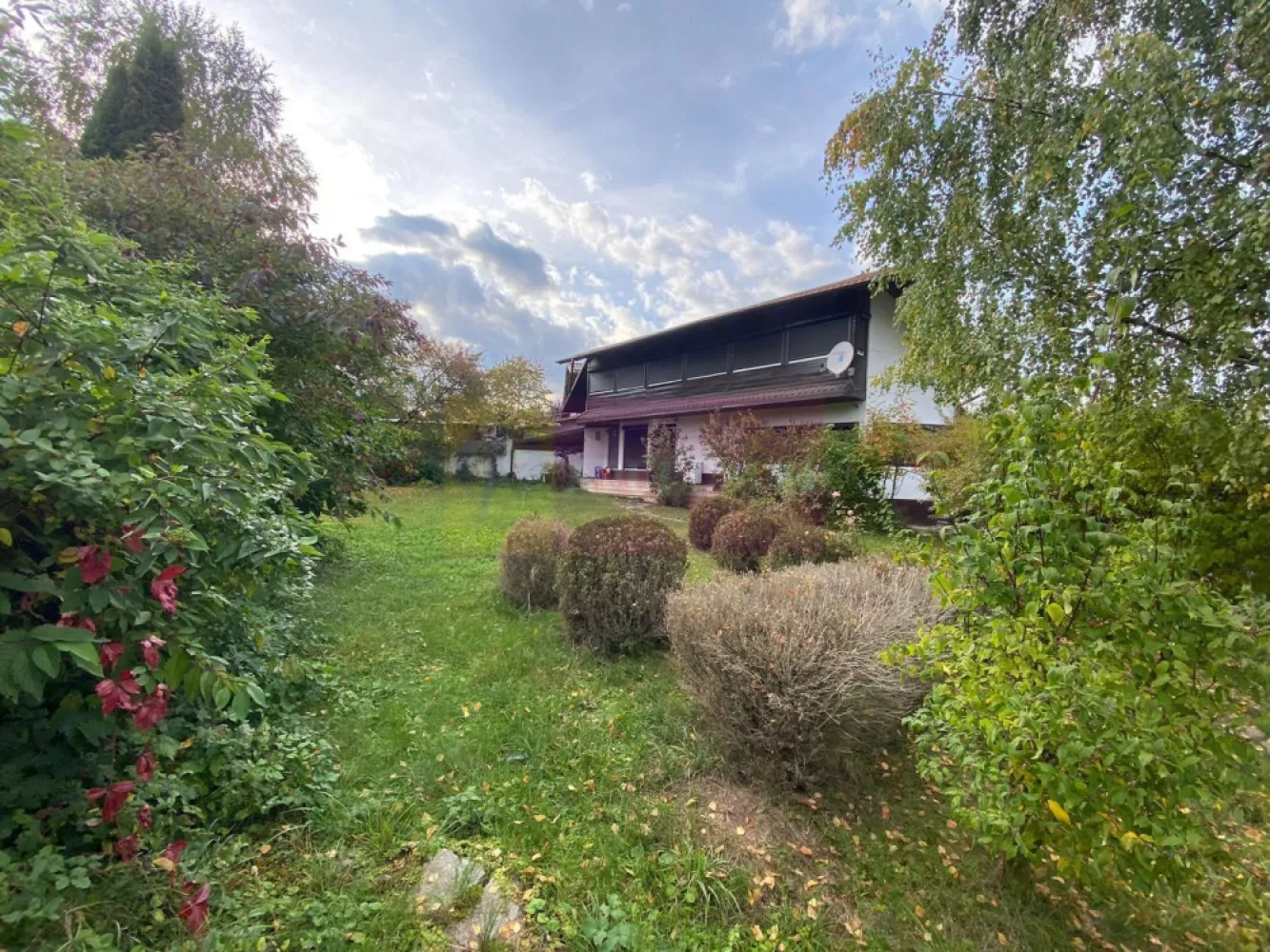 Vila de vânzare cu 4 camere în Breaza - Vilă de vânzare în Breaza – zonă centrală, liniște și intimitate

Agenția imobiliară vă propune spre vânzare o vilă primitoare, situată într-o zonă semicentrală din Breaza, ideală atât pentru locuință permanentă, cât și pentru casă de vacanță.

 Compartimentare practică

Parter:
 Cameră de zi spațioasă, cu șemineu pe lemne – perfect pentru seri relaxante
 Verandă luminoasă, amenajată ca loc de luat masa
 Bucătărie funcțională
 Cămară și spațiu tehnic pentru depozitare
 Baie cu duș

Mansardă:
 3 dormitoare
 Grup sanitar
 Balcon uriaș închis

Caracteristici constructive și dotări:
 Construită în anul 1995
 Fundație din beton, pereți din cărămidă (parter), mansardă din lemn
 Acoperiș din tablă metalică
 Izolație exterioară (termosistem)
 Încălzire cu centrală termică pe gaz și calorifere
 Utilități complete: apă din rețea publică, curent electric, canalizare
 Rulouri electrice la parter
 Scară exterioară din marmură și scară interioară din lemn

 Exterior și teren:
 Curte cu spațiu verde în partea din față
 Acces auto și pietonal
 Deschidere la drum principal asfaltat și drum secundar
 Împrejmuire cu gard pe soclu de beton
 Polată în lateralul din spate, organizată ca magazie

Localizare excelentă:
 Aproape de piață, școală, supermarketuri și mijloace de transport în comun
 Zonă liniștită, cu acces facil către punctele de interes

Se vinde complet mobilată și utilată, fiind utilizată în prezent ca locuință de vacanță – gata pentru a fi locuită imediat.
Pentru vizionare și detalii suplimentare, contactați Mervani Imobiliare la tel. 0729 935 536.