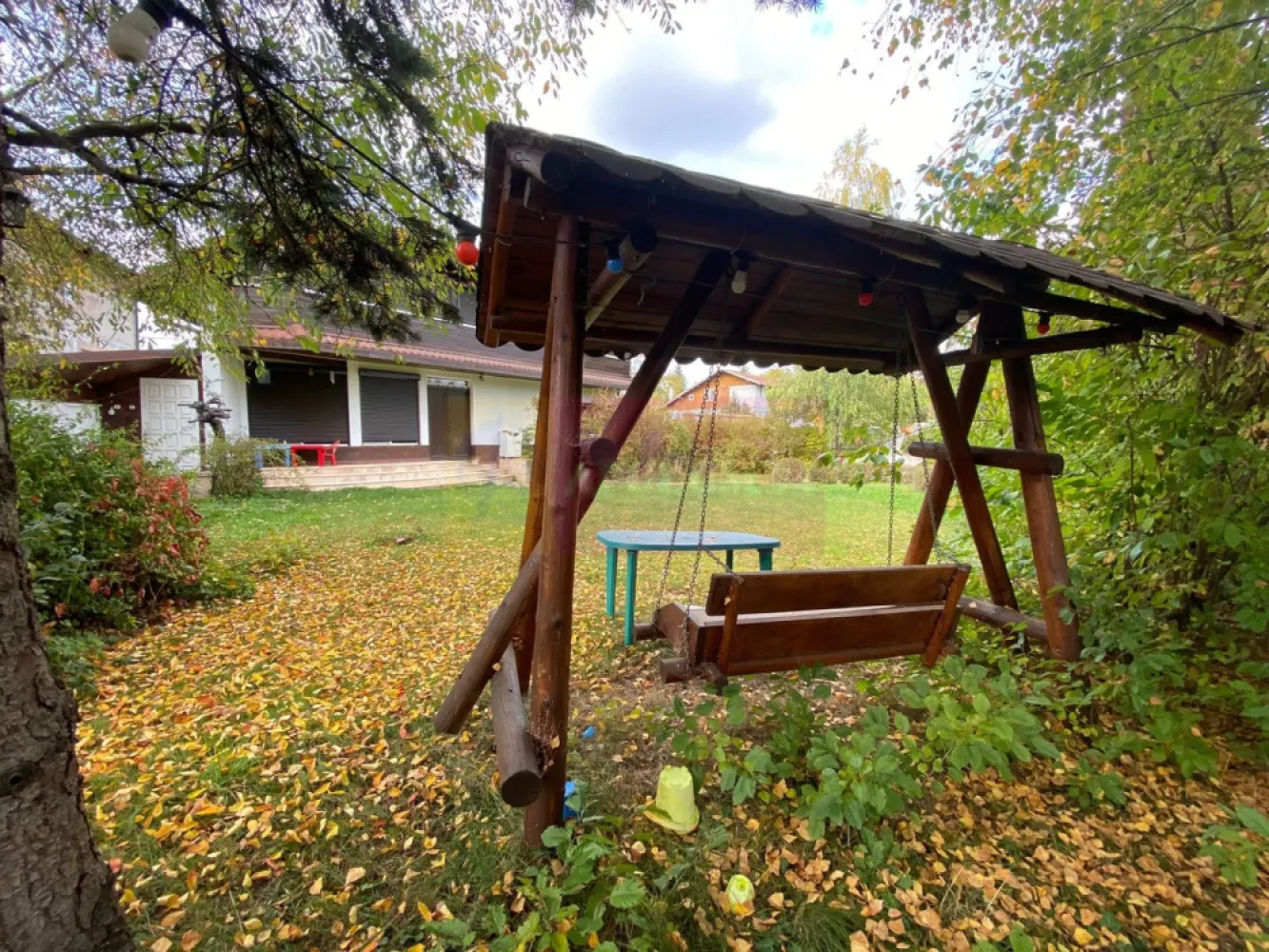 Vila de vânzare cu 4 camere în Breaza - Vilă de vânzare în Breaza – zonă centrală, liniște și intimitate

Agenția imobiliară vă propune spre vânzare o vilă primitoare, situată într-o zonă semicentrală din Breaza, ideală atât pentru locuință permanentă, cât și pentru casă de vacanță.

 Compartimentare practică

Parter:
 Cameră de zi spațioasă, cu șemineu pe lemne – perfect pentru seri relaxante
 Verandă luminoasă, amenajată ca loc de luat masa
 Bucătărie funcțională
 Cămară și spațiu tehnic pentru depozitare
 Baie cu duș

Mansardă:
 3 dormitoare
 Grup sanitar
 Balcon uriaș închis

Caracteristici constructive și dotări:
 Construită în anul 1995
 Fundație din beton, pereți din cărămidă (parter), mansardă din lemn
 Acoperiș din tablă metalică
 Izolație exterioară (termosistem)
 Încălzire cu centrală termică pe gaz și calorifere
 Utilități complete: apă din rețea publică, curent electric, canalizare
 Rulouri electrice la parter
 Scară exterioară din marmură și scară interioară din lemn

 Exterior și teren:
 Curte cu spațiu verde în partea din față
 Acces auto și pietonal
 Deschidere la drum principal asfaltat și drum secundar
 Împrejmuire cu gard pe soclu de beton
 Polată în lateralul din spate, organizată ca magazie

Localizare excelentă:
 Aproape de piață, școală, supermarketuri și mijloace de transport în comun
 Zonă liniștită, cu acces facil către punctele de interes

Se vinde complet mobilată și utilată, fiind utilizată în prezent ca locuință de vacanță – gata pentru a fi locuită imediat.
Pentru vizionare și detalii suplimentare, contactați Mervani Imobiliare la tel. 0729 935 536.