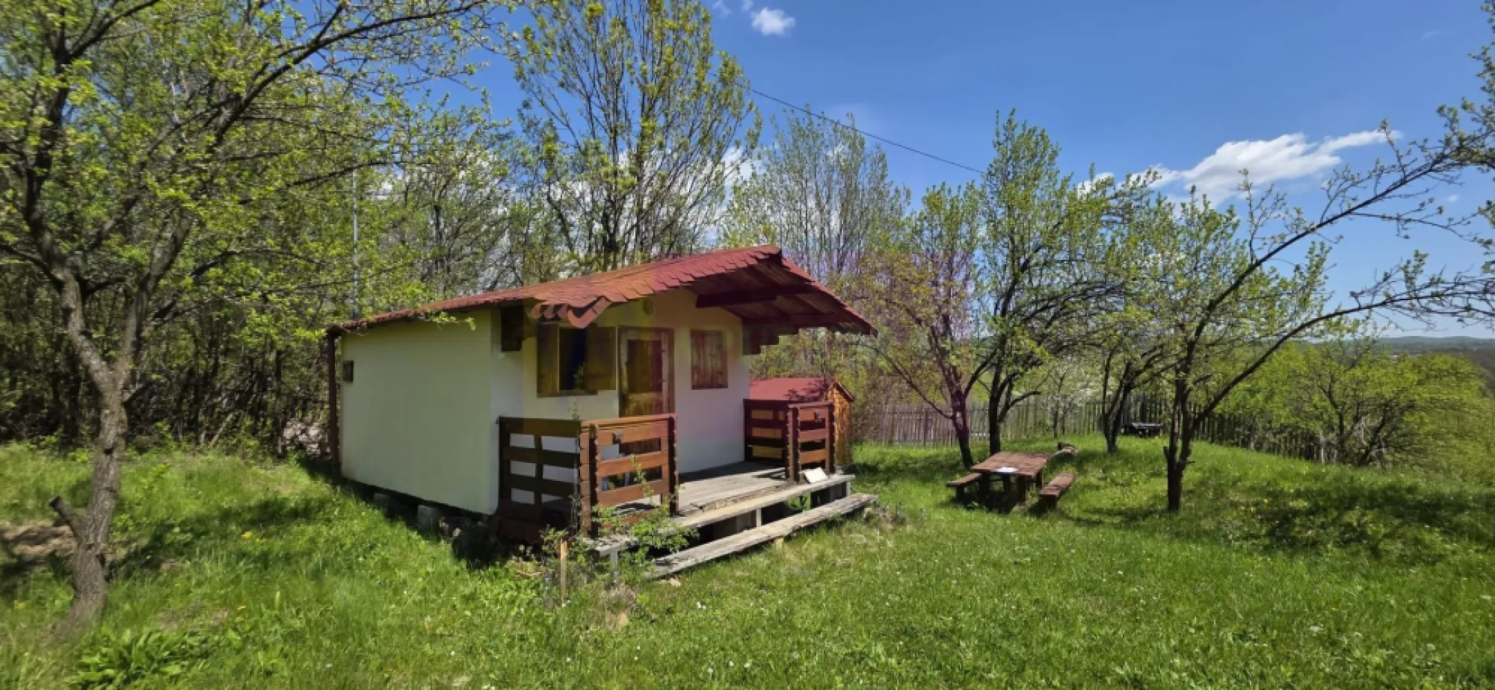 Teren cu Casuta de lemn in Sotrile (langă Valea Doftanei) - Teren intravilan de vânzare – Șotrile | Natură, liniște și priveliște superbă ??

Agenția imobiliară Mervani Imobiliare vă propune spre vânzare un teren intravilan cu o suprafață de 1.484 mp, situat în comuna Șotrile, în apropierea drumului ce duce spre Valea Doftanei – o zonă apreciată pentru peisajele sale spectaculoase și aerul curat.

Detalii proprietate:
 Teren ușor înclinat, cu priveliște deosebită
Intimitate ridicată – ideal pentru relaxare în natură
Împrejmuit cu gard din lemn
Acces: drum asfaltat + aprox. 200 m drum de pământ (acces auto mai dificil)

Construcții existente:
Căsuță din lemn, amplasată pe piloni din beton
Dotări: paturi, frigider, aerotermă electrică
Magazie pentru unelte de grădină
WC în curte

Utilități:
Apă potabilă – branșament la rețea
Energie electrică – branșament funcțional

Proprietatea este utilizată ca reședință de vacanță pentru weekend, fiind locul perfect pentru cei care caută liniște, natură și evadare din agitația orașului.

Pentru mai multe detalii sau vizionare: 0729 935 536