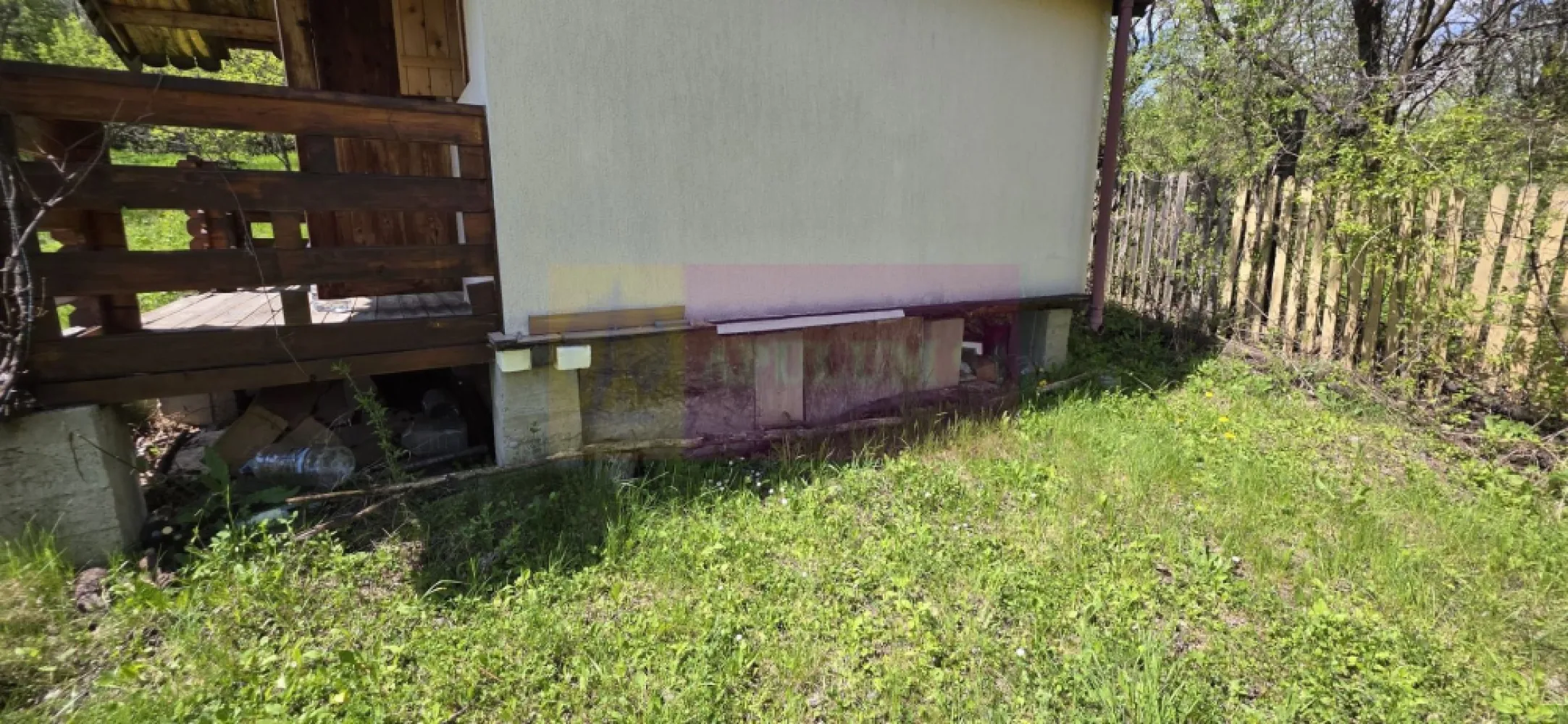 Teren cu Casuta de lemn in Sotrile (langă Valea Doftanei) - Teren intravilan de vânzare – Șotrile | Natură, liniște și priveliște superbă ??

Agenția imobiliară Mervani Imobiliare vă propune spre vânzare un teren intravilan cu o suprafață de 1.484 mp, situat în comuna Șotrile, în apropierea drumului ce duce spre Valea Doftanei – o zonă apreciată pentru peisajele sale spectaculoase și aerul curat.

Detalii proprietate:
 Teren ușor înclinat, cu priveliște deosebită
Intimitate ridicată – ideal pentru relaxare în natură
Împrejmuit cu gard din lemn
Acces: drum asfaltat + aprox. 200 m drum de pământ (acces auto mai dificil)

Construcții existente:
Căsuță din lemn, amplasată pe piloni din beton
Dotări: paturi, frigider, aerotermă electrică
Magazie pentru unelte de grădină
WC în curte

Utilități:
Apă potabilă – branșament la rețea
Energie electrică – branșament funcțional

Proprietatea este utilizată ca reședință de vacanță pentru weekend, fiind locul perfect pentru cei care caută liniște, natură și evadare din agitația orașului.

Pentru mai multe detalii sau vizionare: 0729 935 536