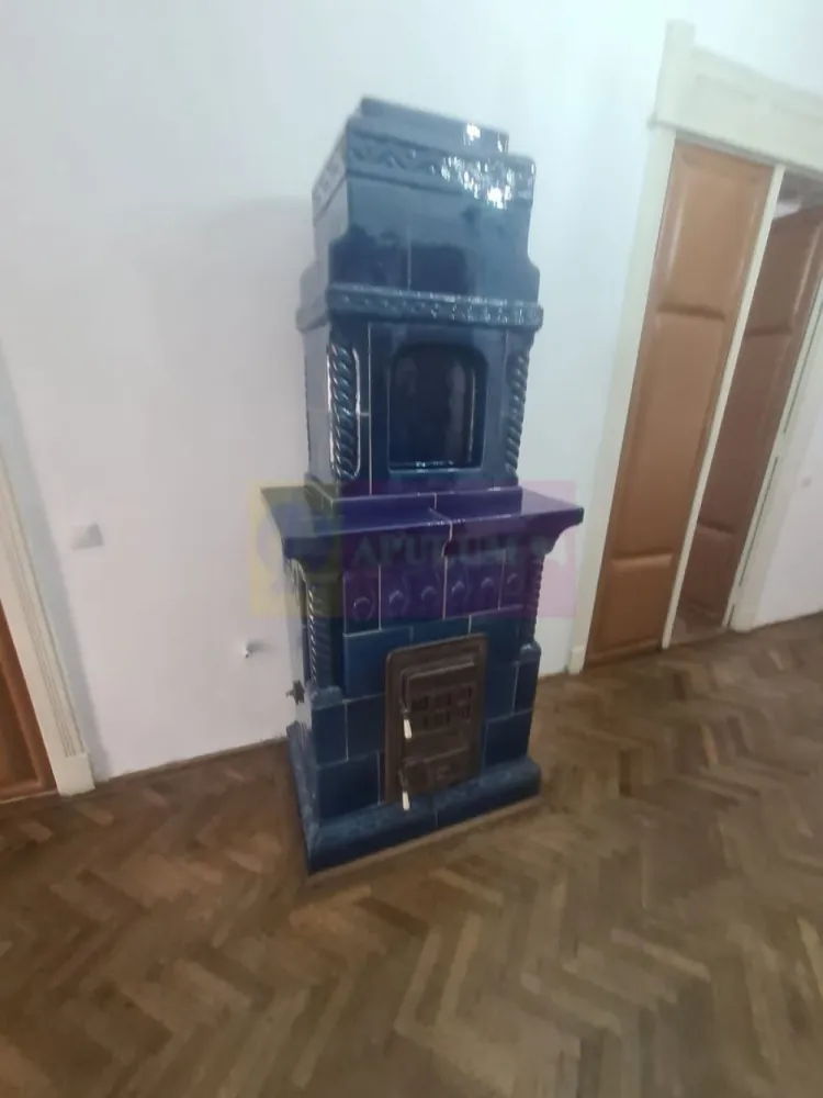Casa de inchiriat in Campina, zona Centrala - Locație: Câmpina, județul Prahova – zonă centrală, cu acces facil către principalele puncte de interes ale orașului.
 Descriere proprietate:

Această casă spațioasă este disponibilă pentru închiriere și reprezintă o oportunitate excelentă pentru desfășurarea unor activități comerciale sau de servicii (cabinet medical, birou de avocatură, arhitectură, contabilitate, etc.).

 Caracteristici principale:

- 3 camere luminoase și bine compartimentate

- 1 hol generos

- 1 grup sanitar

Curte proprie – ideală pentru relaxare sau spațiu de așteptare clienți/pacienți

 Confort și utilități:

Încălzire prin centrală termică și calorifere

Sobe de teracotă funcționale – alternativă eficientă și economică

Contorizare separată pentru utilități (apă, gaz, electricitate)

Internet și TV cablu disponibile

 Stare bună, gata de folosință imediată.
 Pretabilă pentru:

Cabinete medicale / stomatologice

Birouri (avocați, arhitecți, notari, consultanți)

Spații pentru activități profesionale diverse

 Pentru mai multe detalii și vizionări apelați la Agenția Imobiliară Mervani!
 Comision intermediere inchiriere 1.500 lei.
 Proprietarul solicită la semnarea contractului de inchiriere o chirie și o garanție de 3.000 lei.