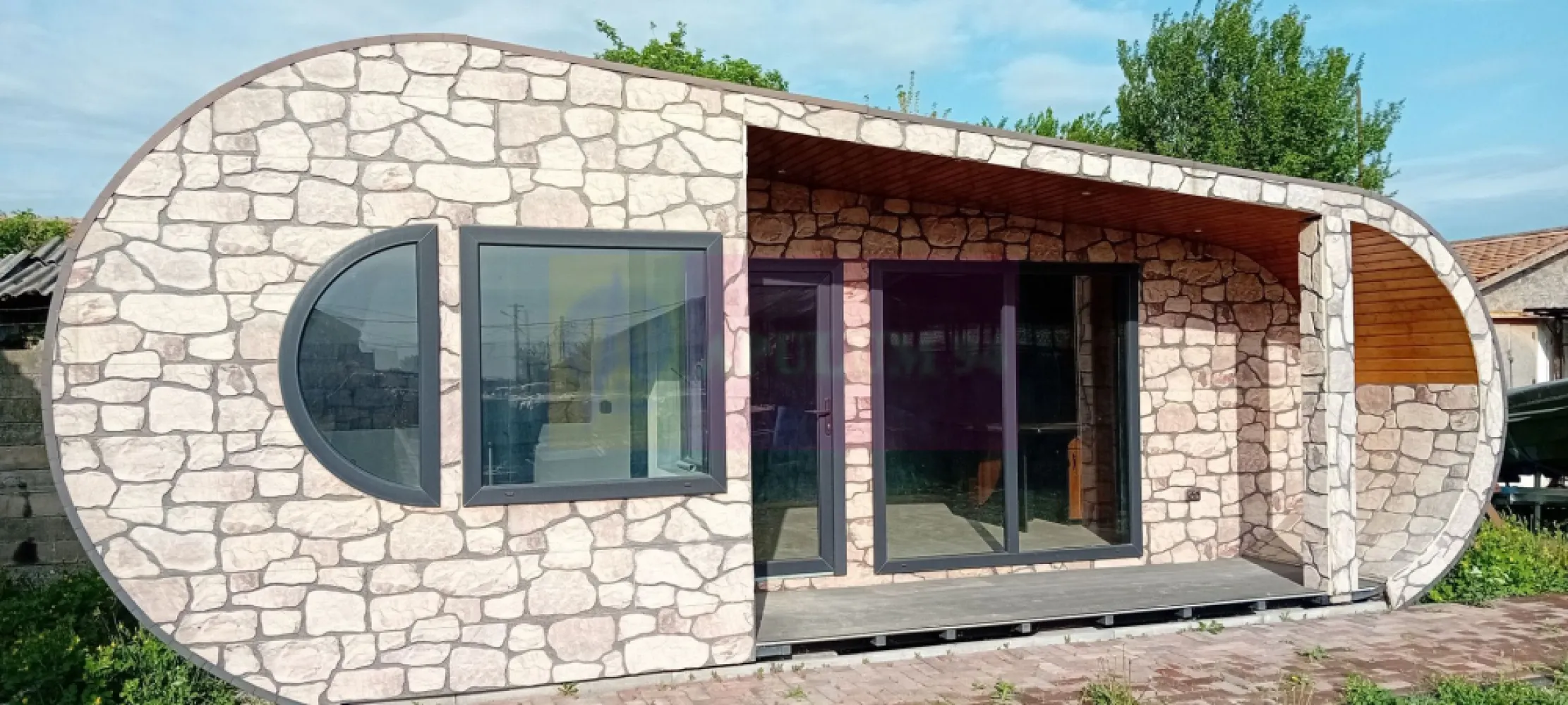 Hala Industrială de Vânzare sau Închiriere – Măgureni, Prahova - Firma oferă spre vânzare sau închiriere hală industrială situată în comuna Măgureni, județul Prahova, într-o zonă industrială cu acces facil către DN1 și principalele rute de transport.
Detalii proprietate:

 Suprafață hală: 216 mp
 Anexe: aprox. 20 mp
 Clădire birouri: 40 mp
 Suprafață teren: 600 mp, cu posibilitate de extindere până la 800 mp

Caracteristici hală:

 Construcție nouă din structură metalică
 Pereți și acoperiș din panouri sandwich
 2 uși de acces
 Înălțime la streașină: 3,85 m
 Placă beton elicopterizată (finisare în curs)
 Racord utilități:
 Curent electric 20 KW
 Apă
 Fosă septică 50 mc
 Posibilitate racord canalizare
 Gaze la poartă

Interiorul halei poate fi configurat în funcție de cerințele clientului (uși, iluminat, compartimentare, platformă).
Anexe:

Situate în spatele halei, cu perete comun:

 Grup sanitar
 Spălător angajați
 Magazie (posibil vestiar sau alte utilizări la cerere)

Clădire birouri:

 Construcție separată
 Structură metalică, finisaje moderne
 Exterior placat cu lemn și polistiren extrudat decorativ
 Interior izolat cu lemn și rigips
 2 birouri open-space
 Grup sanitar modern
 Terasă
 Finisaje complete

Acces și securitate:

 Drum de servitute pavat: 40 m lungime / 7 m lățime
 Porți acces: 7 metri
 Acces TIR nerestricționat
 Garduri beton: 2,2 m înălțime
 Camere supraveghere
 Iluminat perimetral
 Sistem alarmă

Localizare excelentă:

 Acces direct din drum județean
 Aproximativ 5 km de DN1 – zona Paralela 45
 Fără tranzit prin comuna Măgureni

Facilități în apropiere (700 m):

 Stație carburant
 Service auto
 Depozite materiale construcții
 Magazine
 Balastiere

 Preț închiriere: 800 Euro / lună
 Ideal pentru: producție, depozitare, logistică, service, activități industriale