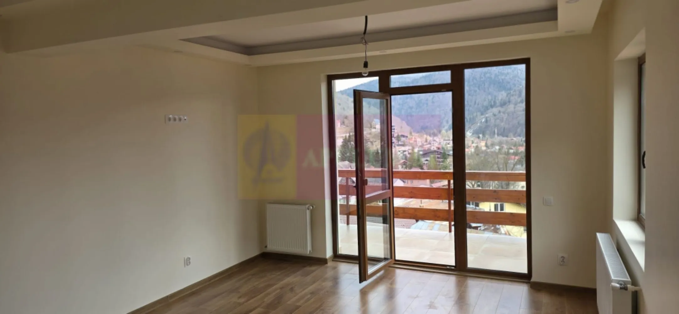 Apartament 2 camere, etaj 2, de vanzare in Busteni - Apartament 2 camere – Bușteni | Etaj 2 | Balcon | Aproape de pârtia Kalinderu 
Agenția imobiliară Mervani vă propune spre vânzare un apartament modern cu 2 camere, situat la parterul unui bloc nou, într-o zonă excelentă din Bușteni, aproape de Pârtia Kalinderu și de centrul orașului.

Locația oferă acces rapid către atracțiile turistice, dar și liniște și aer curat de munte.
Detalii apartament:

Suprafață utilă: 49 mp
Situat la etaj 2
Terasă proprie
Compartimentare practică și luminoasă:

 living cu bucătărie open-space
 dormitor
 baie cu duș
 balcon

Dotări și beneficii:

 tâmplărie PVC cu geam tripan
 centrală termică proprie
 bloc izolat cu termosistem de 10 cm
 ușă de intrare metalică de calitate
 construcție solidă pe cadre de beton și cărămidă Porotherm
 loc de parcare în fața imobilului

Preț: 100.000 Euro + TVA

 Proprietatea este ideală pentru:
 locuință permanentă
 casă de vacanță
 investiție în regim turistic

Pentru mai multe detalii sau programarea unei vizionări:
Agenția Imobiliară Mervani
0729 935 536