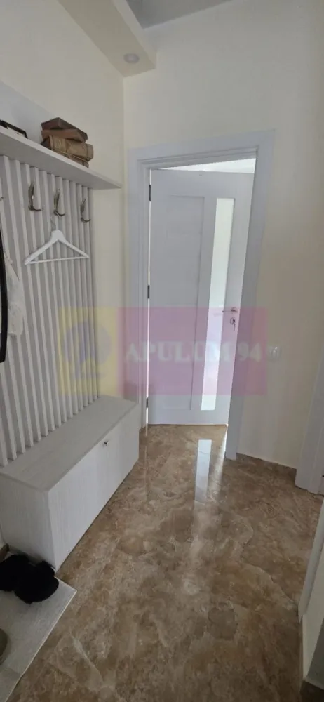 Apartament 2 camere, etaj 2, de vanzare in Busteni - Apartament 2 camere – Bușteni | Etaj 2 | Balcon | Aproape de pârtia Kalinderu 
Agenția imobiliară Mervani vă propune spre vânzare un apartament modern cu 2 camere, situat la parterul unui bloc nou, într-o zonă excelentă din Bușteni, aproape de Pârtia Kalinderu și de centrul orașului.

Locația oferă acces rapid către atracțiile turistice, dar și liniște și aer curat de munte.
Detalii apartament:

Suprafață utilă: 49 mp
Situat la etaj 2
Terasă proprie
Compartimentare practică și luminoasă:

 living cu bucătărie open-space
 dormitor
 baie cu duș
 balcon

Dotări și beneficii:

 tâmplărie PVC cu geam tripan
 centrală termică proprie
 bloc izolat cu termosistem de 10 cm
 ușă de intrare metalică de calitate
 construcție solidă pe cadre de beton și cărămidă Porotherm
 loc de parcare în fața imobilului

Preț: 100.000 Euro + TVA

 Proprietatea este ideală pentru:
 locuință permanentă
 casă de vacanță
 investiție în regim turistic

Pentru mai multe detalii sau programarea unei vizionări:
Agenția Imobiliară Mervani
0729 935 536