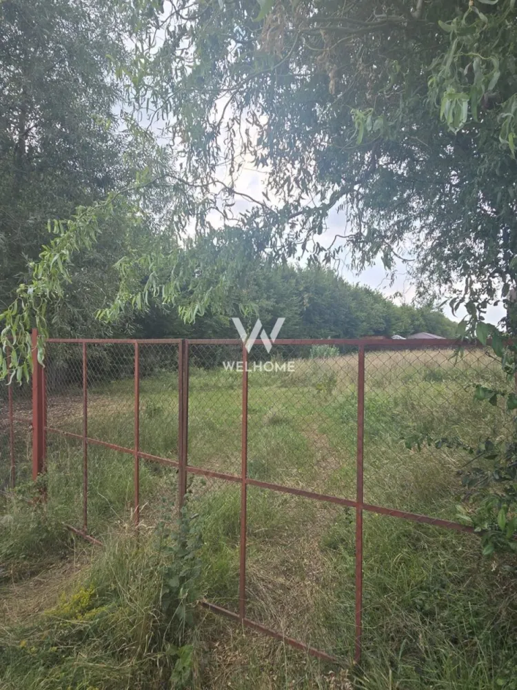 Teren intravilan - oportunitate investiție- cartierul Arhitecților - De vânzare teren intravilan cu suprafața de 675mp, situat în zona Cartierul Arhitecților, o zonă rezidențială în continuă dezvoltare, la câteva minute de centrul Sibiului.
Terenul necesită PUZ, ceea ce oferă flexibilitate în dezvoltare. Ideal pentru construcția unei locuințe individuale sau pentru investiție pe termenmediu/lung. 
-Suprafață: 675mp
-Zonă liniștită
-Acces rapid către oraș 
-Preț 200eur/mp

Pnetru informații suplimentare : 0743030351- Laura