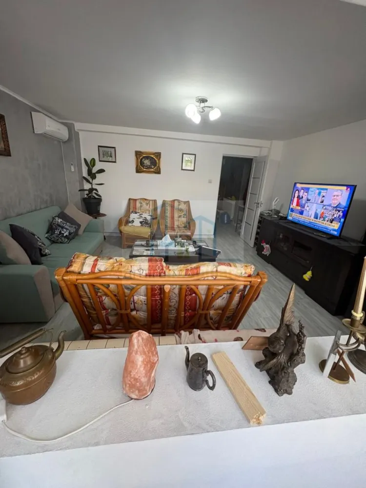 Apartament 3 camere decomandat, – Pantelimon, Ilfov | Parcare + boxă - Agentia ArhireImobiliare va ofera spre vanzare un apartament spațios de 3 camere, decomandat, situat în Pantelimon-Ilfov, la parterul unui imobil cu regim de înălțime P+2, construit în anul 1987.

Locuința are o suprafață utilă de 75.45 mp, la care se adaugă două balcoane generoase (4.00 mp și 4.83 mp), rezultând o suprafață totală de aproximativ 94.9 mp, plus boxă la subsol.

Apartamentul a fost renovat complet în anul 2024, beneficiind de instalații electrice și sanitare noi, finisaje moderne (gresie, faianță, parchet), uși interioare schimbate și un design contemporan, fiind pregătit pentru mutare imediată. Apartamentul beneficiaza de centrala termica.

Compartimentare:

Living spațios (se predă nemobilat)
2 dormitoare (cu dressinguri incluse)
Bucătărie mobilată și utilată (aragaz, frigider, cuptor, hotă, cuptor cu microunde)
Baie complet mobilată și utilată
Hol generos cu spații de depozitare
2 balcoane
Boxă la subsol

Dotări și avantaje:

Loc de parcare alocat de primărie
Bloc și scară bine întreținute
Clasă energetică B
Corpuri de iluminat incluse
Zonă liniștită, cu acces facil

Localizare excelentă:

3–5 minute: grădiniță, școală, piață, supermarket, parc
3–4 minute: mijloace de transport în comun
15–18 minute de mers : metrou Pantelimon 
2 minute: primărie

Apartamentul este ideal pentru o familie sau pentru cei care își doresc o locuință spațioasă, complet renovată, într-o zonă accesibilă și în dezvoltare.

Preț: 111.000 € Usor Negociabil.

Se accepta Credit Ipotecar 

Pentru mai multe detalii și programarea unei vizionări, vă stăm la dispoziție.