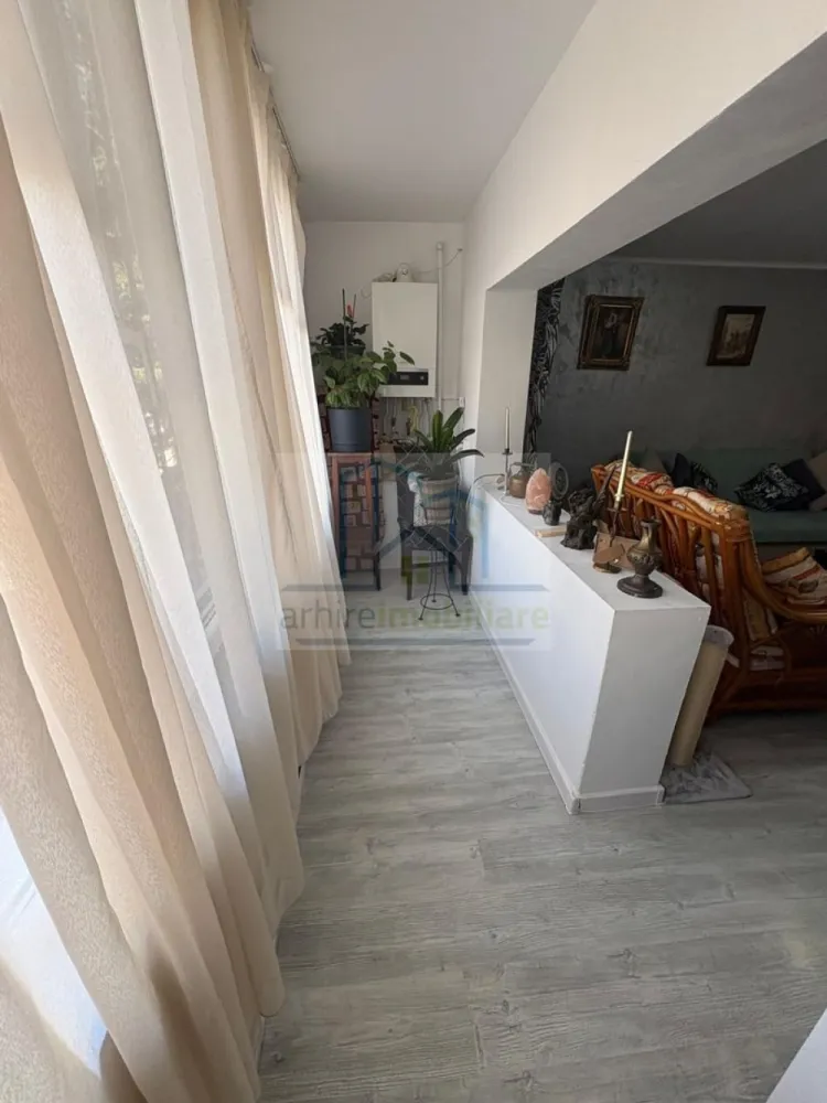 Apartament 3 camere decomandat, – Pantelimon, Ilfov | Parcare + boxă - Agentia ArhireImobiliare va ofera spre vanzare un apartament spațios de 3 camere, decomandat, situat în Pantelimon-Ilfov, la parterul unui imobil cu regim de înălțime P+2, construit în anul 1987.

Locuința are o suprafață utilă de 75.45 mp, la care se adaugă două balcoane generoase (4.00 mp și 4.83 mp), rezultând o suprafață totală de aproximativ 94.9 mp, plus boxă la subsol.

Apartamentul a fost renovat complet în anul 2024, beneficiind de instalații electrice și sanitare noi, finisaje moderne (gresie, faianță, parchet), uși interioare schimbate și un design contemporan, fiind pregătit pentru mutare imediată. Apartamentul beneficiaza de centrala termica.

Compartimentare:

Living spațios (se predă nemobilat)
2 dormitoare (cu dressinguri incluse)
Bucătărie mobilată și utilată (aragaz, frigider, cuptor, hotă, cuptor cu microunde)
Baie complet mobilată și utilată
Hol generos cu spații de depozitare
2 balcoane
Boxă la subsol

Dotări și avantaje:

Loc de parcare alocat de primărie
Bloc și scară bine întreținute
Clasă energetică B
Corpuri de iluminat incluse
Zonă liniștită, cu acces facil

Localizare excelentă:

3–5 minute: grădiniță, școală, piață, supermarket, parc
3–4 minute: mijloace de transport în comun
15–18 minute de mers : metrou Pantelimon 
2 minute: primărie

Apartamentul este ideal pentru o familie sau pentru cei care își doresc o locuință spațioasă, complet renovată, într-o zonă accesibilă și în dezvoltare.

Preț: 111.000 € Usor Negociabil.

Se accepta Credit Ipotecar 

Pentru mai multe detalii și programarea unei vizionări, vă stăm la dispoziție.