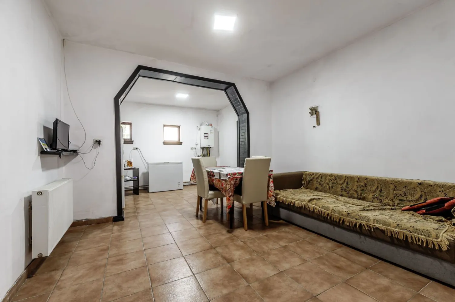 Casa 4 camere - Teren 1603mp - Livada, Arad - COMISION 0% - Vă propunem spre vânzare o casă solidă, în mare parte din cărămidă, situată în comuna Livada, la doar câteva minute de municipiul Arad, ideală pentru o familie care își dorește liniște, spațiu și confort.

📐 Compartimentare și dotări:
- 3 dormitoare
- Living spațios cu loc de luat masa, cu acces direct la bucătărie
- Hol generos
- Baie cu cadă
- Terasă acoperită, ideală pentru relaxare sau zonă de grătar

🏡 Detalii ale construcției:
- Casă izolată la exterior pentru un plus de confort termic
- Acoperiș nou, complet schimbat
- Încălzire prin centrală termică pe gaz

🌳 Teren și facilități exterioare:
- Suprafață teren: 1.603 mp
- Front stradal: 19 ml
- Acces auto și numeroase locuri de parcare
- Grădină cu pomi fructiferi, viță de vie cu rod bogat și o seră pentru legume

Această proprietate este perfectă pentru cei care doresc să se bucure de avantajele vieții la curte, cu spații generoase și natură la îndemână, dar în același timp să rămână aproape de oraș.

📞 Pentru mai multe informații sau pentru programarea unei vizionări, nu ezitați să mă contactați la 0755 274 519 - Daniel Hord - Consultant imobiliar.

Nu dispui de toată suma? Te ajutăm noi gratuit! Îți obținem oferte de la 16 bănci
Ai o proprietate de vânzare în Arad și vrei să știi cât valorează cu adevărat?
Sună-mă pentru o evaluare GRATUITĂ!

Birou: ACASĂ | Agenție imobiliară Arad
Adresă: Bulevardul Decebal 2, Arad 310133
