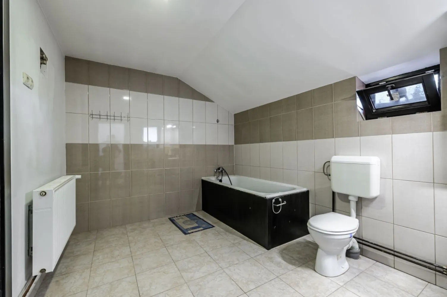 Casa 4 camere - Teren 1603mp - Livada, Arad - COMISION 0% - Vă propunem spre vânzare o casă solidă, în mare parte din cărămidă, situată în comuna Livada, la doar câteva minute de municipiul Arad, ideală pentru o familie care își dorește liniște, spațiu și confort.

📐 Compartimentare și dotări:
- 3 dormitoare
- Living spațios cu loc de luat masa, cu acces direct la bucătărie
- Hol generos
- Baie cu cadă
- Terasă acoperită, ideală pentru relaxare sau zonă de grătar

🏡 Detalii ale construcției:
- Casă izolată la exterior pentru un plus de confort termic
- Acoperiș nou, complet schimbat
- Încălzire prin centrală termică pe gaz

🌳 Teren și facilități exterioare:
- Suprafață teren: 1.603 mp
- Front stradal: 19 ml
- Acces auto și numeroase locuri de parcare
- Grădină cu pomi fructiferi, viță de vie cu rod bogat și o seră pentru legume

Această proprietate este perfectă pentru cei care doresc să se bucure de avantajele vieții la curte, cu spații generoase și natură la îndemână, dar în același timp să rămână aproape de oraș.

📞 Pentru mai multe informații sau pentru programarea unei vizionări, nu ezitați să mă contactați la 0755 274 519 - Daniel Hord - Consultant imobiliar.

Nu dispui de toată suma? Te ajutăm noi gratuit! Îți obținem oferte de la 16 bănci
Ai o proprietate de vânzare în Arad și vrei să știi cât valorează cu adevărat?
Sună-mă pentru o evaluare GRATUITĂ!

Birou: ACASĂ | Agenție imobiliară Arad
Adresă: Bulevardul Decebal 2, Arad 310133