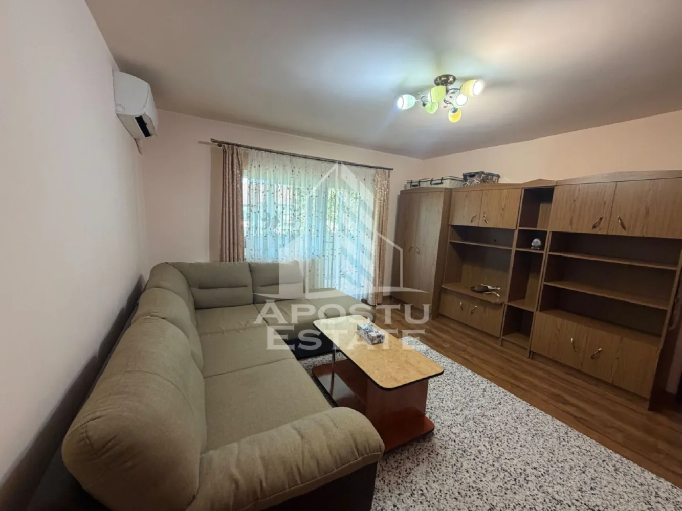 Apartament cu 2 camere de vânzare,Zona Bucovina, Timisoara - Agenţia imobiliara Apostu Estate va propune spre vânzare un apartament nou cu 2 camere ,situat în zona Bucovina , una dintre cele mai căutate zone din Timisoara . Ideal atât pentru locuinţa proprie , cat si pentru investiţie

Imobilul este amplasat la etajul 4 din 4 cu acoperiș de țiglă şi beneficiază de o suprafaţă utila de 52 mp si balcon incalzit 

Compartimentare :
-Hol de acces 
-Bucătărie 
-Living cu balcon încălzit 
-Dormitor 
-Baie cu cada

Apartamentul se vinde mobilat , conform pozelor
Încălzire prin centrală proprie 

Beneficii suplimentare :
- Compartimentare funcţională
-Aer condiționat în living 
-Geamuri triple la dormitor 
- Zona excelenta pentru locuit sau investiţie

Vecinătăţi :
-Lidl
-Școli 
-Grădiniţe
-Mijloace de transport in comun

Pentru mai multe detalii si programarea unei vizionari , va stam cu drag la dispoziţie .

Agenţia imobiliara Apostu Estate vă oferă consultanta bancara gratuita prin intermediul colaboratorilor noştri pentru alegerea celui mai potrivit tip de credit , astfel încât tu să devii noul proprietar al acestui apartament

ID INTERN: CP3197985