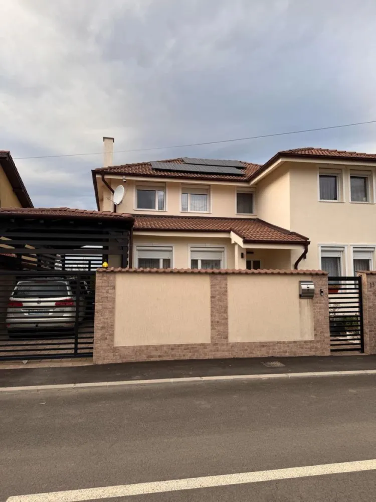 BRASADAS vinde casa 2017 cu 4 dormitoare in zona str. Dara. - Agentia Imobiliara BRASADAS vinde casa, construita in 2017 cu suprafata utila 240 mp. si teren total 5,7 Ari in zona str. Dara.
Imobilul dispune de: 4 dormitoare, 1 living, 1 bucatarie, 3 bai, terasa acoperita, garaj, incalzire in pardoseala,poarta automatizata
Panouri fotovoltaice
Casa finisata si mobilata.
www.brasadas.com.