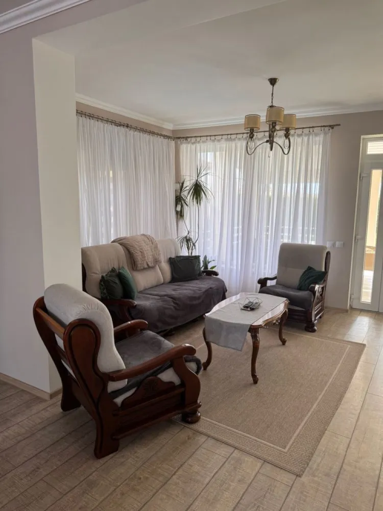 BRASADAS vinde casa 2017 cu 4 dormitoare in zona str. Dara. - Agentia Imobiliara BRASADAS vinde casa, construita in 2017 cu suprafata utila 240 mp. si teren total 5,7 Ari in zona str. Dara.
Imobilul dispune de: 4 dormitoare, 1 living, 1 bucatarie, 3 bai, terasa acoperita, garaj, incalzire in pardoseala,poarta automatizata
Panouri fotovoltaice
Casa finisata si mobilata.
www.brasadas.com.