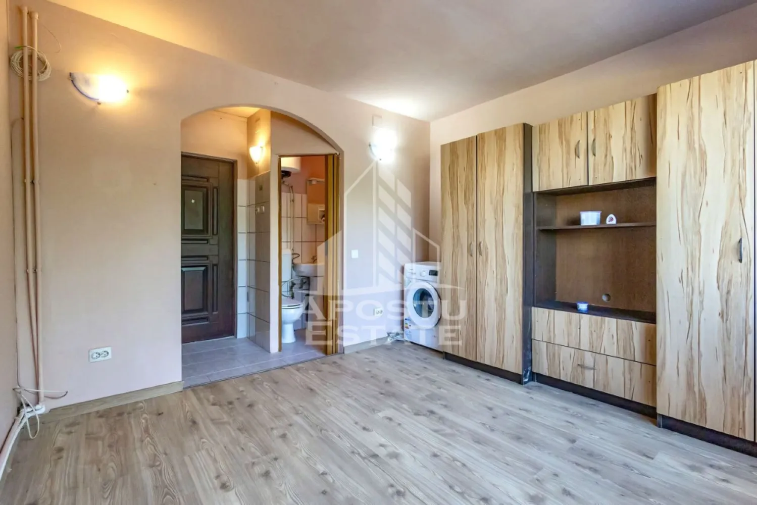 Garsoniera de vanzare la parter, zona UMT, Timisoara - Agentia imobiliara APOSTU ESTATE va propune spre vanzare o garsoniera recent renovata situata in judetul Timis, Timisoara, zona UMT.
Garsoniera este situata la parter si are o suprafata de 16 mp utili.
Compartimentare:
- Chicineta
- Dormitor
- Baie cu dus
Confortul termic este realizat prin intermediul termoficarii.
Agentia imobiliara Apostu Estate va ofera consultanta bancara gratuita prin intermediul colaboratorilor nostri pentru alegerea celui mai potrivit tip de credit, astfel incat tu sa devi noul proprietar al acestui apartament.
Va asteptam cu drag la o vizionare chiar si astazi!
ID intern: CP3198049.