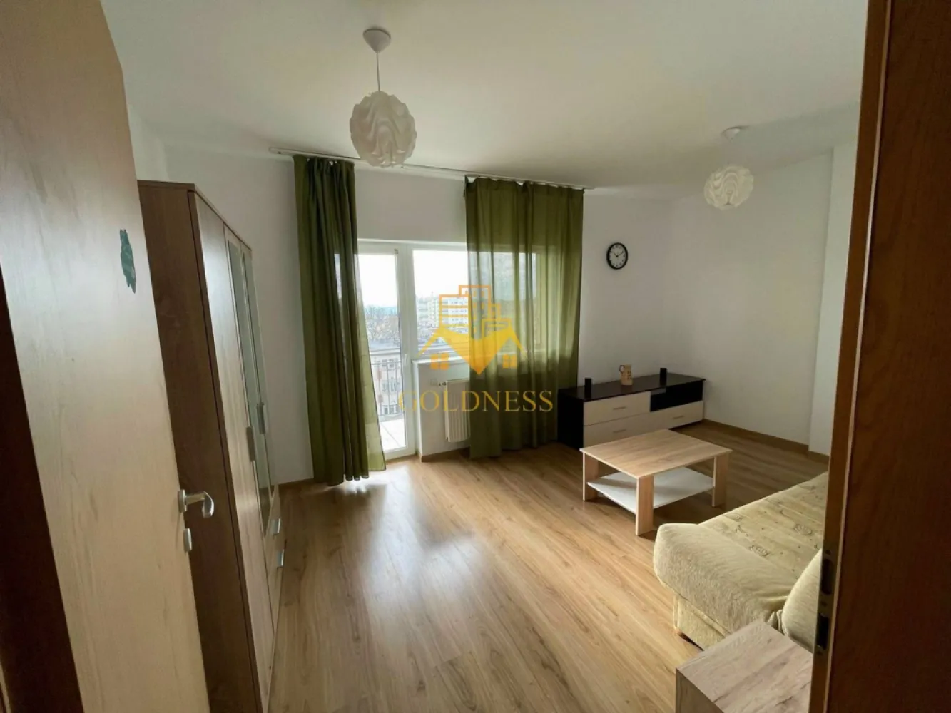 1 camera 50mp, Zorilor, UMF, USAMV, UTCN, Observatorului, Centrala - GOLDNESS Imobiliare vă propune spre închiriere un apartament cu 1 camere complet mobilat și utilat, la etajul 5 într-un imobil de 6 etaje, în Cartierul Zorilor.
Se află în apropierea stațiilor de transport în comun, magazine, restaurante, spații verzi, farmacii, etc. 

Apartamentul este compartimentat astfel:
 - camera cu canapea extensibilă 
 - bucătărie complet utilată și mobilată, loc de servit masa 
 - baie cu cada, calorifer port prosop și dulap pentru depozitare.
 - balcon 5mp.
 - dressing separat

5-10 minute de mers pe jos pana la UMF/USAMV

Imobilul este dotat cu toate cele necesare- centrală proprie, frigider, aragaz, hotă, mașină de spălat haine, etc. 

Dacă sunteți interesați de acest apartament și doriți să îl vizionați, dar și pentru alte oferte nu ezitați să ne contactați telefonic sau prin e-mail. Vă stăm la dispoziție!
Pentru intermediere se percepe un comision de 50% din prețul chiriei!