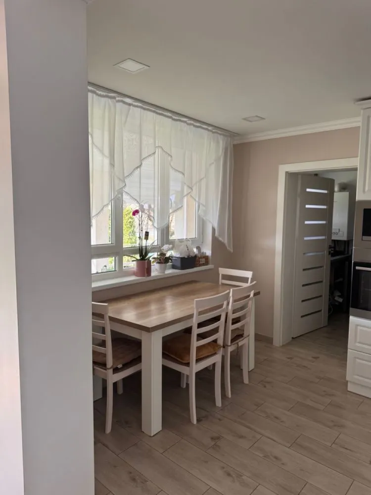 BRASADAS vinde casa 2017 cu 4 dormitoare in zona str. Dara. - Agentia Imobiliara BRASADAS vinde casa, construita in 2017 cu suprafata utila 240 mp. si teren total 5,7 Ari in zona str. Dara.
Imobilul dispune de: 4 dormitoare, 1 living, 1 bucatarie, 3 bai, terasa acoperita, garaj, incalzire in pardoseala,poarta automatizata
Panouri fotovoltaice
Casa finisata si mobilata.
www.brasadas.com.