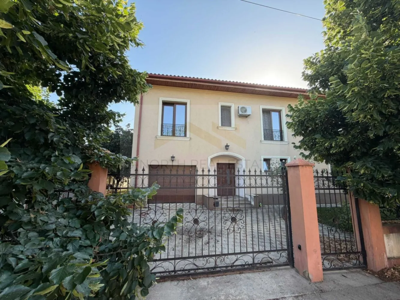 Casă / Vilă de închiriat | Comuna Berceni | 350 mp utili | Curte 400 mp - B-North Real Estate vă propune spre închiriere o vilă spațioasă, situată în Comuna Berceni, pe Strada Tudor Arghezi, în zona Cartier Nou. Proprietatea este ideală atât pentru locuință, cât și pentru desfășurarea unor activități precum birouri, sediu de firmă, cabinet, showroom sau alte activități profesionale.
Finalizată în 2014, vila are o suprafață utilă de 350 mp, este dispusă pe trei niveluri și beneficiază de o curte amenajată de aproximativ 400 mp.

Compartimentare:

Parter:

Living generos
Bucătărie complet utilată
Baie
Spălătorie
Cameră tehnică
Garaj
Terasă cu acces din living și bucătărie

Etaj:

Dormitor matrimonial cu dressing și baie proprie
Două dormitoare
Baie

Mansardă:

Open-space amenajat ca birou și zonă de relaxare
Spații generoase de depozitare

Dotări și beneficii:

Suprafață utilă: 350 mp
Curte amenajată de aproximativ 400 mp
Complet mobilată și utilată
Centrală termică pe gaz
Aer condiționat în fiecare cameră
Clasă energetică A
Tâmplărie Salamander cu geam tripan
Izolație termică și fonică
Alimentare cu apă din puț propriu cu sistem de filtrare, purificare UV și dedurizare
Gazon, pomi fructiferi și spații verzi
Disponibilă imediat

Potrivită pentru:

Locuință
Birouri
Sediu de firmă
Cabinete medicale sau de consultanță
Showroom
Centru educațional
After-school
Activități profesionale

Avantaje locație:

Comuna Berceni – Cartier Nou
La aproximativ 500 m de stația STB „Cartier Nou”
Aproximativ 800 m până la Mega Image, Carrefour, Lidl și Penny
Zonă liniștită, cu acces rapid către București

Preț și condiții:

Chirie: 1.600 euro/lună 
Contract înregistrat la ANAF
Se închiriază pentru locuință sau activități profesionale

Pentru informații suplimentare și programarea unei vizionări, contactați B-North Real Estate.