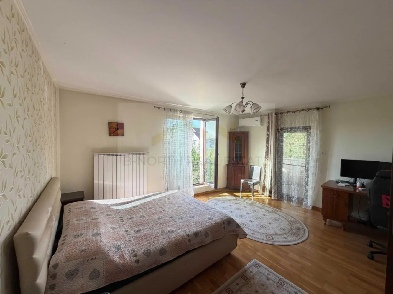 Casă / Vilă de închiriat | Comuna Berceni | 350 mp utili | Curte 400 mp - B-North Real Estate vă propune spre închiriere o vilă spațioasă, situată în Comuna Berceni, pe Strada Tudor Arghezi, în zona Cartier Nou. Proprietatea este ideală atât pentru locuință, cât și pentru desfășurarea unor activități precum birouri, sediu de firmă, cabinet, showroom sau alte activități profesionale.
Finalizată în 2014, vila are o suprafață utilă de 350 mp, este dispusă pe trei niveluri și beneficiază de o curte amenajată de aproximativ 400 mp.

Compartimentare:

Parter:

Living generos
Bucătărie complet utilată
Baie
Spălătorie
Cameră tehnică
Garaj
Terasă cu acces din living și bucătărie

Etaj:

Dormitor matrimonial cu dressing și baie proprie
Două dormitoare
Baie

Mansardă:

Open-space amenajat ca birou și zonă de relaxare
Spații generoase de depozitare

Dotări și beneficii:

Suprafață utilă: 350 mp
Curte amenajată de aproximativ 400 mp
Complet mobilată și utilată
Centrală termică pe gaz
Aer condiționat în fiecare cameră
Clasă energetică A
Tâmplărie Salamander cu geam tripan
Izolație termică și fonică
Alimentare cu apă din puț propriu cu sistem de filtrare, purificare UV și dedurizare
Gazon, pomi fructiferi și spații verzi
Disponibilă imediat

Potrivită pentru:

Locuință
Birouri
Sediu de firmă
Cabinete medicale sau de consultanță
Showroom
Centru educațional
After-school
Activități profesionale

Avantaje locație:

Comuna Berceni – Cartier Nou
La aproximativ 500 m de stația STB „Cartier Nou”
Aproximativ 800 m până la Mega Image, Carrefour, Lidl și Penny
Zonă liniștită, cu acces rapid către București

Preț și condiții:

Chirie: 1.600 euro/lună 
Contract înregistrat la ANAF
Se închiriază pentru locuință sau activități profesionale

Pentru informații suplimentare și programarea unei vizionări, contactați B-North Real Estate.