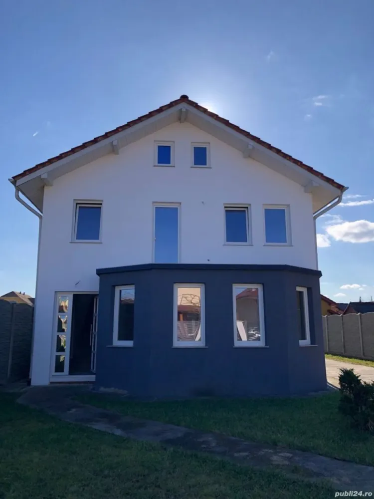 BRASADAS vinde casa în zona Micro 17 teren 9.5 ari 240mp. - Agentia Imobiliara BRASADAS vinde casa nouâ in zona Micro 17 cu 240mp suprafața semifinisatâ si 950mp teren cu pomi fructiferi.
Parter plus un etaj, cu intrări separate.
Parterul continiind: Living mare, Bucătărie mare, 2 Dormitoare, 1 baie.
Etajul conțiind: Living, 3 dormitoare, Bucătărie, 1 baie, 1 balcon si 1 terasa.
Apa, gaz, caldura cu centrală montata și curent trei fazic, canalizare și toate utilizațile.
Plus terasa și beci. 
Www.brasadas.com.
