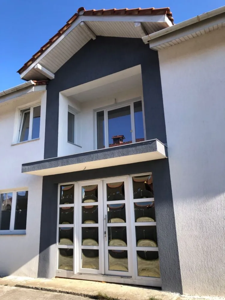 BRASADAS vinde casa în zona Micro 17 teren 9.5 ari 240mp. - Agentia Imobiliara BRASADAS vinde casa nouâ in zona Micro 17 cu 240mp suprafața semifinisatâ si 950mp teren cu pomi fructiferi.
Parter plus un etaj, cu intrări separate.
Parterul continiind: Living mare, Bucătărie mare, 2 Dormitoare, 1 baie.
Etajul conțiind: Living, 3 dormitoare, Bucătărie, 1 baie, 1 balcon si 1 terasa.
Apa, gaz, caldura cu centrală montata și curent trei fazic, canalizare și toate utilizațile.
Plus terasa și beci. 
Www.brasadas.com.