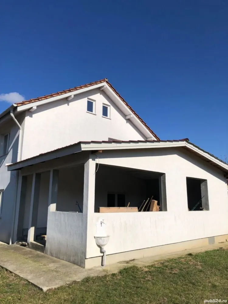 BRASADAS vinde casa în zona Micro 17 teren 9.5 ari 240mp. - Agentia Imobiliara BRASADAS vinde casa nouâ in zona Micro 17 cu 240mp suprafața semifinisatâ si 950mp teren cu pomi fructiferi.
Parter plus un etaj, cu intrări separate.
Parterul continiind: Living mare, Bucătărie mare, 2 Dormitoare, 1 baie.
Etajul conțiind: Living, 3 dormitoare, Bucătărie, 1 baie, 1 balcon si 1 terasa.
Apa, gaz, caldura cu centrală montata și curent trei fazic, canalizare și toate utilizațile.
Plus terasa și beci. 
Www.brasadas.com.