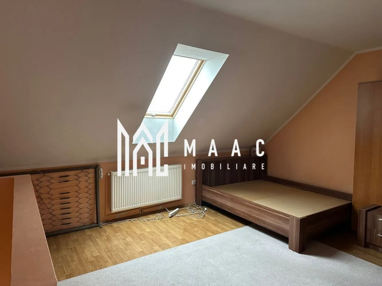 Apartament 2 Camere I Decomandat I Zona Vasile Aaron - Va propunem spre vanzare un apartament de 2 camere compartimentat pe 2 nivele situat la etajul 5 al un unui imobil din zona Vasile Aaron.

Compartimentare:
Primul nivel:
Hol de intrare
Living cu bucătărie tip open-space
Baie
Balcon
Al doilea nivel:
Dormitor spațios

Alte detalii:
Distribuit pe două niveluri
Luminos și bine compartimentat

Se vinde complet mobilat și utilat, exact ca în fotografiile de prezentare
Ideal pentru locuință proprie sau investiție

Zona oferă liniște, aer curat și acces rapid către punctele de interes ale orașului, fiind potrivită pentru cei care își doresc confort și priveliște într-un cadru natural.

Pentru mai multe detalii sau programarea unei vizionări, nu ezitați să ne contactați specificand ID: CP2923653