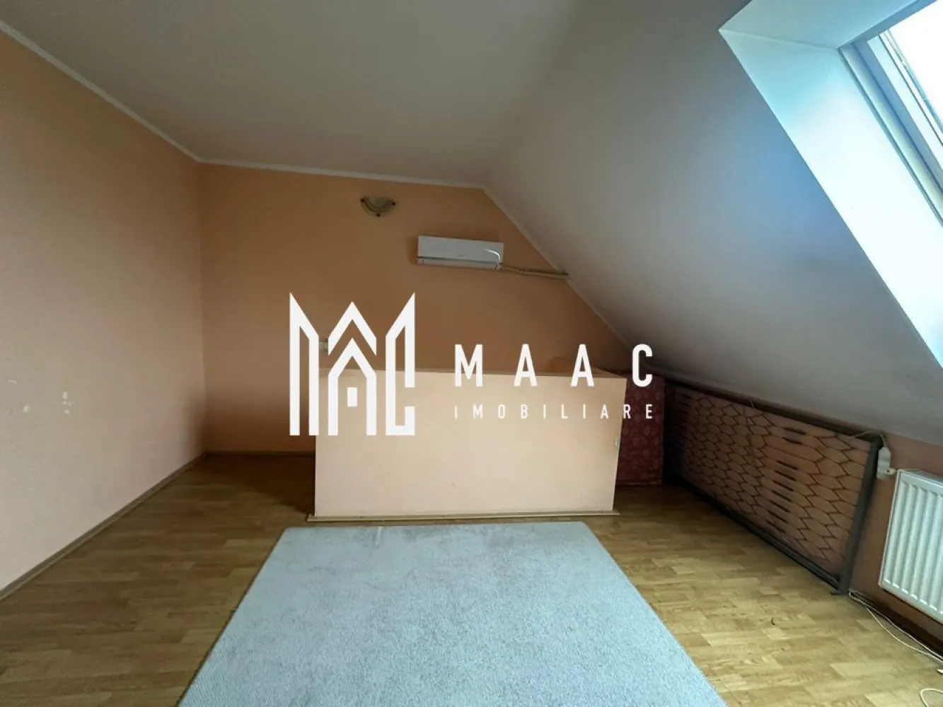 Apartament 2 Camere I Decomandat I Zona Vasile Aaron - Va propunem spre vanzare un apartament de 2 camere compartimentat pe 2 nivele situat la etajul 5 al un unui imobil din zona Vasile Aaron.

Compartimentare:
Primul nivel:
Hol de intrare
Living cu bucătărie tip open-space
Baie
Balcon
Al doilea nivel:
Dormitor spațios

Alte detalii:
Distribuit pe două niveluri
Luminos și bine compartimentat

Se vinde complet mobilat și utilat, exact ca în fotografiile de prezentare
Ideal pentru locuință proprie sau investiție

Zona oferă liniște, aer curat și acces rapid către punctele de interes ale orașului, fiind potrivită pentru cei care își doresc confort și priveliște într-un cadru natural.

Pentru mai multe detalii sau programarea unei vizionări, nu ezitați să ne contactați specificand ID: CP2923653