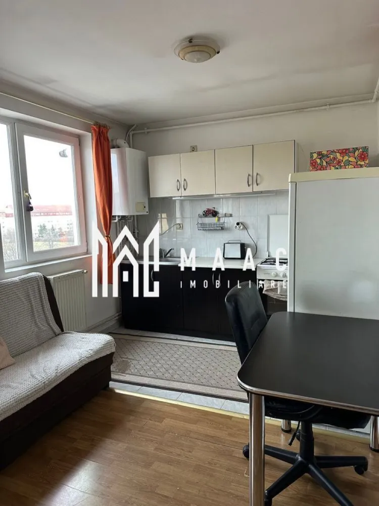 Apartament 2 Camere I Decomandat I Zona Vasile Aaron - Va propunem spre vanzare un apartament de 2 camere compartimentat pe 2 nivele situat la etajul 5 al un unui imobil din zona Vasile Aaron.

Compartimentare:
Primul nivel:
Hol de intrare
Living cu bucătărie tip open-space
Baie
Balcon
Al doilea nivel:
Dormitor spațios

Alte detalii:
Distribuit pe două niveluri
Luminos și bine compartimentat

Se vinde complet mobilat și utilat, exact ca în fotografiile de prezentare
Ideal pentru locuință proprie sau investiție

Zona oferă liniște, aer curat și acces rapid către punctele de interes ale orașului, fiind potrivită pentru cei care își doresc confort și priveliște într-un cadru natural.

Pentru mai multe detalii sau programarea unei vizionări, nu ezitați să ne contactați specificand ID: CP2923653