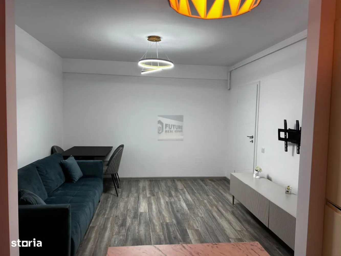 PRIMA CHIRIE | PALLADY | 2 CAMERE & PARCARE SUBTERANĂ - Cauti un apartament unde nu a mai locuit nimeni? Ai găsit! Se închiriază în premieră un apartament de 2 camere, ultra-modern, situat pe Strada Gura Putnei 45C, zona Titan-Pallady. Este genul de proprietate "la cheie" unde vii doar cu hainele! 📐 Spațiu & Compartimentare Suprafață: 55 mp totali (44 mp utili + un balcon generos de 10 mp pentru cafeaua de dimineață). Prima Chirie: Totul este nou, curat și gata să fie numit "acasă". Confort: Mobilat complet, utilat și dotat cu centrală proprie (adio, probleme cu apa caldă!). 📍 Localizare Strategică (Hub-ul Pallady) Dublu Metrou: Ești la mijloc între 1 Decembrie 1918 și Nicolae Teclu. Alegi stația în funcție de unde ai treabă! Natură: Foarte aproape de Parcul Teilor, locul tău de reset după o zi de muncă. Shopping & More: Zona cu cea mai mare dezvoltare (IKEA, Leroy Merlin, Lidl, Kaufland la câteva minute). 🎁 Marele Avantaj: PARCARE SUBTERANĂ 🅿️ Inclus în prețul de 500 Euro, ai locul tău de parcare la subsolul blocului. Fără gheață pe parbriz iarna și fără căutări disperate prin cartier seara! 📝 Condiții de Închiriere Fără fumători & fără animale de companie (menținem standardul de "nou"). Garanție: Echivalentul unei luni de chirie. Preț: 500 Euro/lună (Preț corect pentru pachetul locație + loc parcare subteran). Seriozitate maximă, căutăm chiriași pe termen lung care să aprecieze calitatea! 📞 Sună acum pentru a programa prima vizionare! #Pallady #PrimaChirie #ParcareSubterana #ApartamentDeInchiriat #Sector3 #MetrouNicolaeTeclu #SmartLiving #BucurestiImobiliare #FaraComision #NewHome