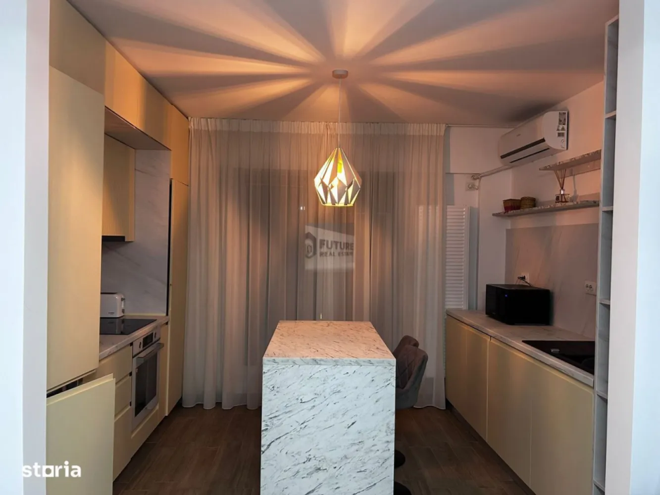PRIMA CHIRIE | PALLADY | 2 CAMERE & PARCARE SUBTERANĂ - Cauti un apartament unde nu a mai locuit nimeni? Ai găsit! Se închiriază în premieră un apartament de 2 camere, ultra-modern, situat pe Strada Gura Putnei 45C, zona Titan-Pallady. Este genul de proprietate "la cheie" unde vii doar cu hainele! 📐 Spațiu & Compartimentare Suprafață: 55 mp totali (44 mp utili + un balcon generos de 10 mp pentru cafeaua de dimineață). Prima Chirie: Totul este nou, curat și gata să fie numit "acasă". Confort: Mobilat complet, utilat și dotat cu centrală proprie (adio, probleme cu apa caldă!). 📍 Localizare Strategică (Hub-ul Pallady) Dublu Metrou: Ești la mijloc între 1 Decembrie 1918 și Nicolae Teclu. Alegi stația în funcție de unde ai treabă! Natură: Foarte aproape de Parcul Teilor, locul tău de reset după o zi de muncă. Shopping & More: Zona cu cea mai mare dezvoltare (IKEA, Leroy Merlin, Lidl, Kaufland la câteva minute). 🎁 Marele Avantaj: PARCARE SUBTERANĂ 🅿️ Inclus în prețul de 500 Euro, ai locul tău de parcare la subsolul blocului. Fără gheață pe parbriz iarna și fără căutări disperate prin cartier seara! 📝 Condiții de Închiriere Fără fumători & fără animale de companie (menținem standardul de "nou"). Garanție: Echivalentul unei luni de chirie. Preț: 500 Euro/lună (Preț corect pentru pachetul locație + loc parcare subteran). Seriozitate maximă, căutăm chiriași pe termen lung care să aprecieze calitatea! 📞 Sună acum pentru a programa prima vizionare! #Pallady #PrimaChirie #ParcareSubterana #ApartamentDeInchiriat #Sector3 #MetrouNicolaeTeclu #SmartLiving #BucurestiImobiliare #FaraComision #NewHome