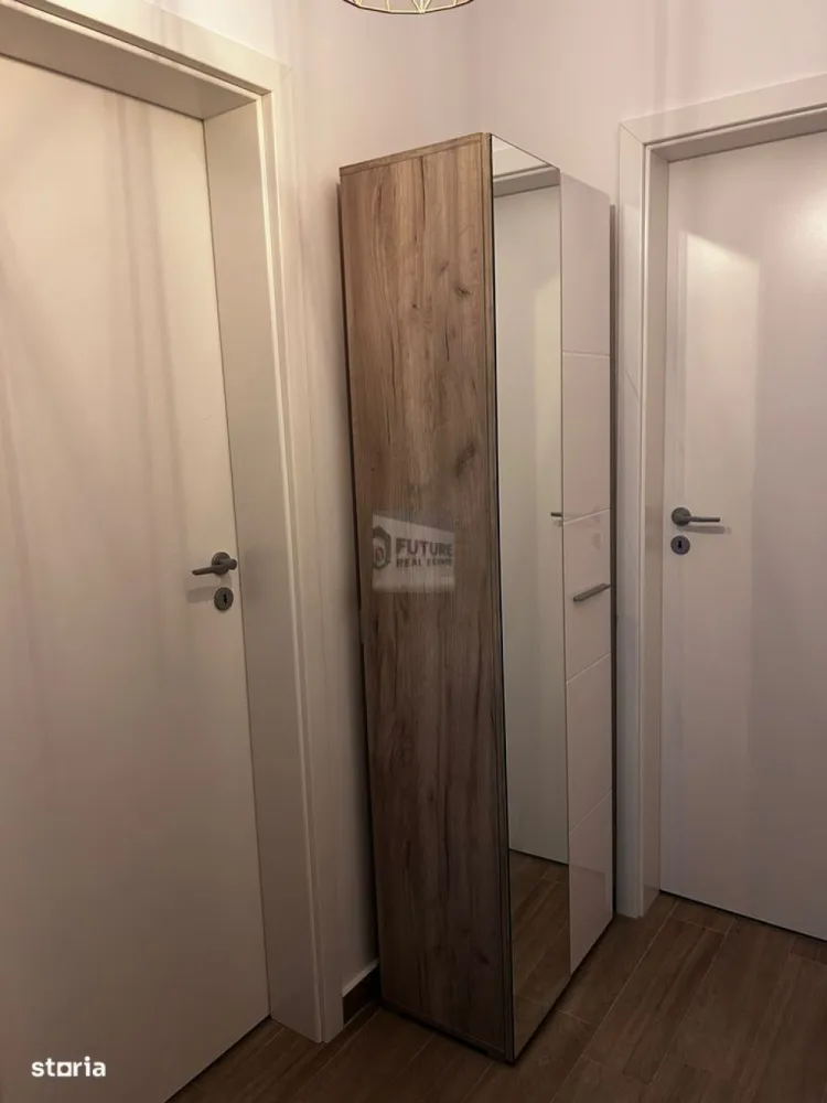 PRIMA CHIRIE | PALLADY | 2 CAMERE & PARCARE SUBTERANĂ - Cauti un apartament unde nu a mai locuit nimeni? Ai găsit! Se închiriază în premieră un apartament de 2 camere, ultra-modern, situat pe Strada Gura Putnei 45C, zona Titan-Pallady. Este genul de proprietate "la cheie" unde vii doar cu hainele! 📐 Spațiu & Compartimentare Suprafață: 55 mp totali (44 mp utili + un balcon generos de 10 mp pentru cafeaua de dimineață). Prima Chirie: Totul este nou, curat și gata să fie numit "acasă". Confort: Mobilat complet, utilat și dotat cu centrală proprie (adio, probleme cu apa caldă!). 📍 Localizare Strategică (Hub-ul Pallady) Dublu Metrou: Ești la mijloc între 1 Decembrie 1918 și Nicolae Teclu. Alegi stația în funcție de unde ai treabă! Natură: Foarte aproape de Parcul Teilor, locul tău de reset după o zi de muncă. Shopping & More: Zona cu cea mai mare dezvoltare (IKEA, Leroy Merlin, Lidl, Kaufland la câteva minute). 🎁 Marele Avantaj: PARCARE SUBTERANĂ 🅿️ Inclus în prețul de 500 Euro, ai locul tău de parcare la subsolul blocului. Fără gheață pe parbriz iarna și fără căutări disperate prin cartier seara! 📝 Condiții de Închiriere Fără fumători & fără animale de companie (menținem standardul de "nou"). Garanție: Echivalentul unei luni de chirie. Preț: 500 Euro/lună (Preț corect pentru pachetul locație + loc parcare subteran). Seriozitate maximă, căutăm chiriași pe termen lung care să aprecieze calitatea! 📞 Sună acum pentru a programa prima vizionare! #Pallady #PrimaChirie #ParcareSubterana #ApartamentDeInchiriat #Sector3 #MetrouNicolaeTeclu #SmartLiving #BucurestiImobiliare #FaraComision #NewHome