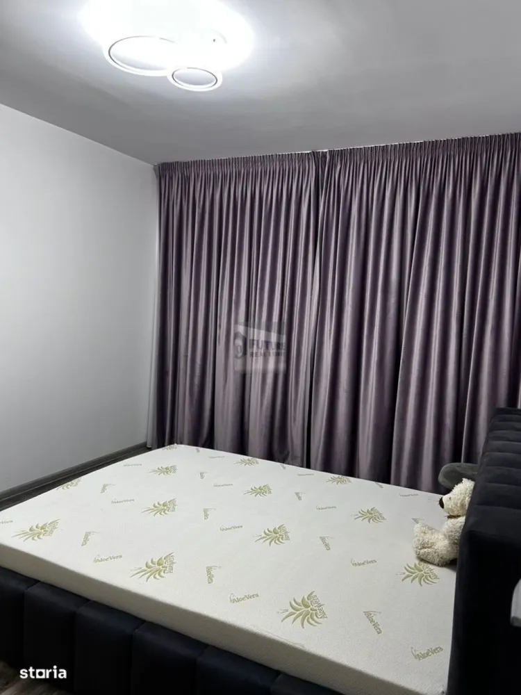 PRIMA CHIRIE | PALLADY | 2 CAMERE & PARCARE SUBTERANĂ - Cauti un apartament unde nu a mai locuit nimeni? Ai găsit! Se închiriază în premieră un apartament de 2 camere, ultra-modern, situat pe Strada Gura Putnei 45C, zona Titan-Pallady. Este genul de proprietate "la cheie" unde vii doar cu hainele! 📐 Spațiu & Compartimentare Suprafață: 55 mp totali (44 mp utili + un balcon generos de 10 mp pentru cafeaua de dimineață). Prima Chirie: Totul este nou, curat și gata să fie numit "acasă". Confort: Mobilat complet, utilat și dotat cu centrală proprie (adio, probleme cu apa caldă!). 📍 Localizare Strategică (Hub-ul Pallady) Dublu Metrou: Ești la mijloc între 1 Decembrie 1918 și Nicolae Teclu. Alegi stația în funcție de unde ai treabă! Natură: Foarte aproape de Parcul Teilor, locul tău de reset după o zi de muncă. Shopping & More: Zona cu cea mai mare dezvoltare (IKEA, Leroy Merlin, Lidl, Kaufland la câteva minute). 🎁 Marele Avantaj: PARCARE SUBTERANĂ 🅿️ Inclus în prețul de 500 Euro, ai locul tău de parcare la subsolul blocului. Fără gheață pe parbriz iarna și fără căutări disperate prin cartier seara! 📝 Condiții de Închiriere Fără fumători & fără animale de companie (menținem standardul de "nou"). Garanție: Echivalentul unei luni de chirie. Preț: 500 Euro/lună (Preț corect pentru pachetul locație + loc parcare subteran). Seriozitate maximă, căutăm chiriași pe termen lung care să aprecieze calitatea! 📞 Sună acum pentru a programa prima vizionare! #Pallady #PrimaChirie #ParcareSubterana #ApartamentDeInchiriat #Sector3 #MetrouNicolaeTeclu #SmartLiving #BucurestiImobiliare #FaraComision #NewHome