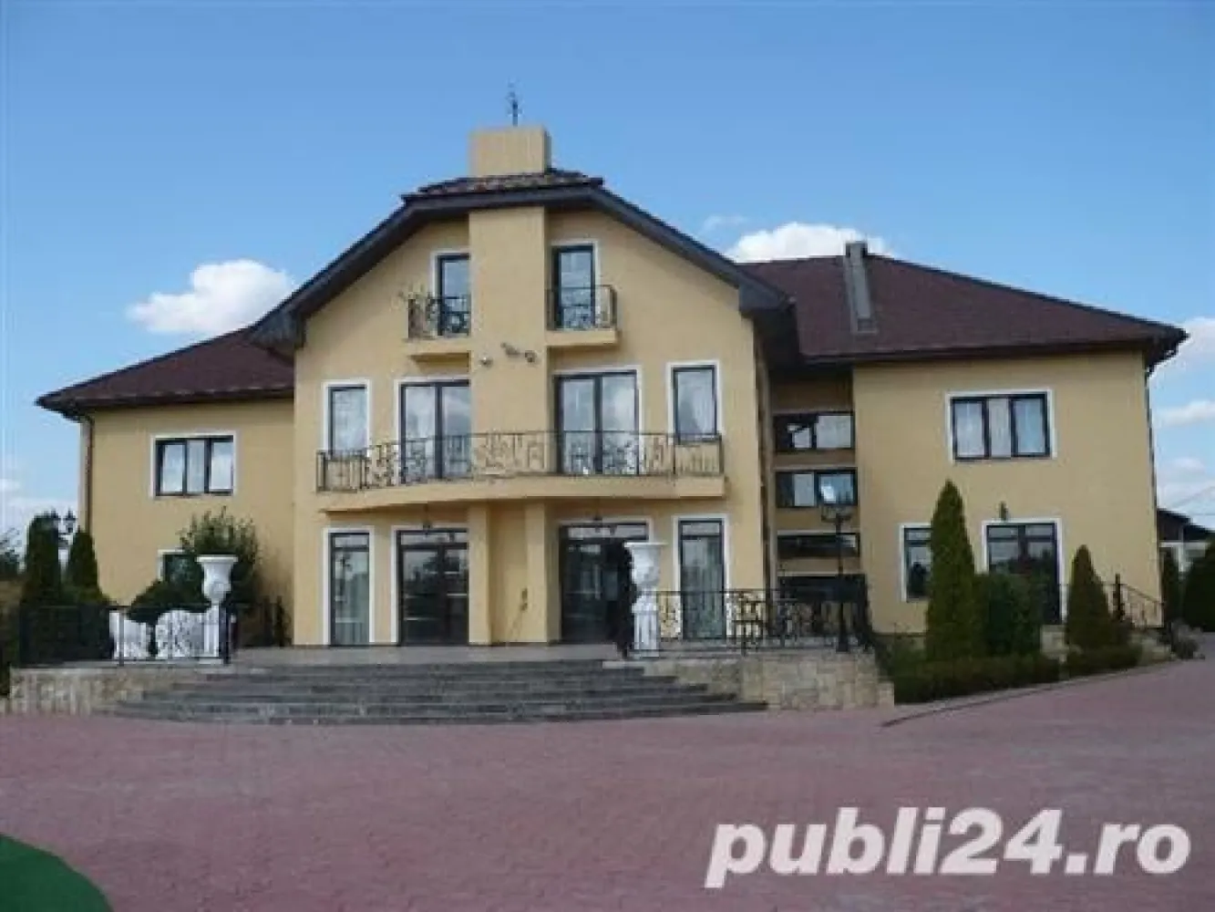 Ag BRASADAS vinde Vila cu 20 camere 836mp UTILI in Izvorani. - Agenția BRASADAS vinde vila cu PISCINA tip PARTER, ETAJ și MANSARDĂ cu un număr total de 20 camere si o suprafata utila de 836mp in Izvorani, Ciolpani. 

Imobilul se afla intr-o zona linistita, aproape de padure si lacul Snagov si este foarte spatioasa, pretabil pentru hotel, clinica sau diverse alte activități.

Puncte apropiate: CASTEL FILM, CENTRUL OLIMPIC SYDNEI, PALATUL SNAGOV, etc.

 Suprafata imobil:

 a) Terenul este in suprafata de 4650,24 mp;

 b) Constructiile:

-vila-836,05 mp;
-garaj si centrala-97,5 mp;
-locuinta de serviciu-99,95 mp;
-wc-piscina-29,16 mp;
-piscina-74,77 mp;
-foisor.
_______________________________

Total constructii - 1137.88 mp.

Va asteptam la vizionare!, numar etaj: 1, numar camere: 20, numar loc de parcare: 5, numar bai: 5, suprafata utila: 836mp , suprafata totala teren: 4650mp, anul constructiei: 1997

Pentru mai multe oferte accesați www.brasadas.com.