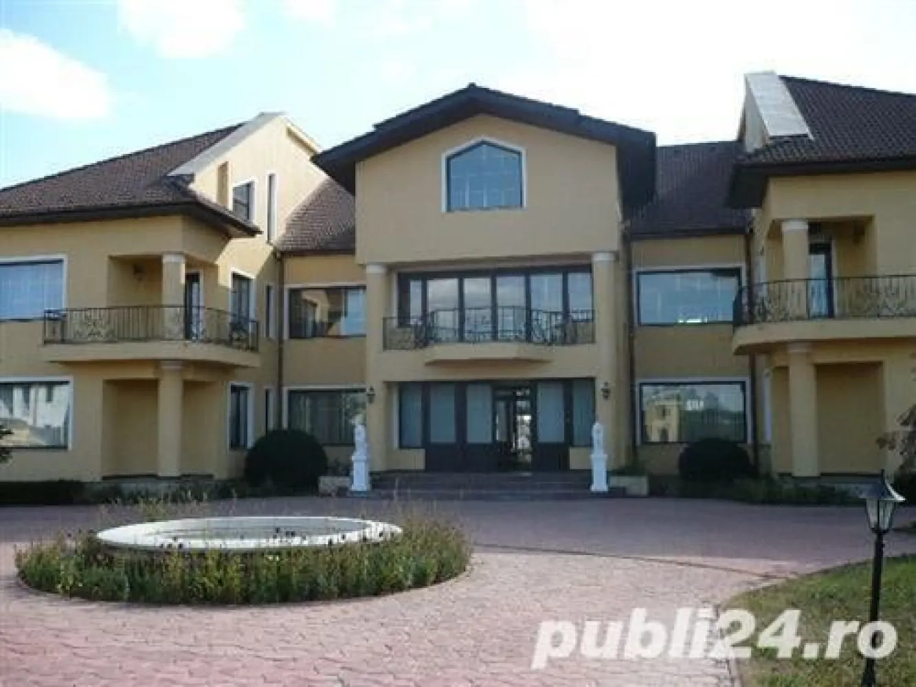 Ag BRASADAS vinde Vila cu 20 camere 836mp UTILI in Izvorani. - Agenția BRASADAS vinde vila cu PISCINA tip PARTER, ETAJ și MANSARDĂ cu un număr total de 20 camere si o suprafata utila de 836mp in Izvorani, Ciolpani. 

Imobilul se afla intr-o zona linistita, aproape de padure si lacul Snagov si este foarte spatioasa, pretabil pentru hotel, clinica sau diverse alte activități.

Puncte apropiate: CASTEL FILM, CENTRUL OLIMPIC SYDNEI, PALATUL SNAGOV, etc.

 Suprafata imobil:

 a) Terenul este in suprafata de 4650,24 mp;

 b) Constructiile:

-vila-836,05 mp;
-garaj si centrala-97,5 mp;
-locuinta de serviciu-99,95 mp;
-wc-piscina-29,16 mp;
-piscina-74,77 mp;
-foisor.
_______________________________

Total constructii - 1137.88 mp.

Va asteptam la vizionare!, numar etaj: 1, numar camere: 20, numar loc de parcare: 5, numar bai: 5, suprafata utila: 836mp , suprafata totala teren: 4650mp, anul constructiei: 1997

Pentru mai multe oferte accesați www.brasadas.com.
