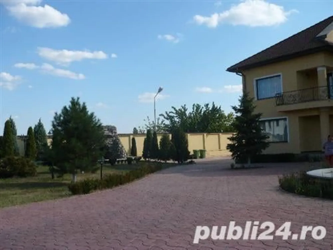 Ag BRASADAS vinde Vila cu 20 camere 836mp UTILI in Izvorani. - Agenția BRASADAS vinde vila cu PISCINA tip PARTER, ETAJ și MANSARDĂ cu un număr total de 20 camere si o suprafata utila de 836mp in Izvorani, Ciolpani. 

Imobilul se afla intr-o zona linistita, aproape de padure si lacul Snagov si este foarte spatioasa, pretabil pentru hotel, clinica sau diverse alte activități.

Puncte apropiate: CASTEL FILM, CENTRUL OLIMPIC SYDNEI, PALATUL SNAGOV, etc.

 Suprafata imobil:

 a) Terenul este in suprafata de 4650,24 mp;

 b) Constructiile:

-vila-836,05 mp;
-garaj si centrala-97,5 mp;
-locuinta de serviciu-99,95 mp;
-wc-piscina-29,16 mp;
-piscina-74,77 mp;
-foisor.
_______________________________

Total constructii - 1137.88 mp.

Va asteptam la vizionare!, numar etaj: 1, numar camere: 20, numar loc de parcare: 5, numar bai: 5, suprafata utila: 836mp , suprafata totala teren: 4650mp, anul constructiei: 1997

Pentru mai multe oferte accesați www.brasadas.com.