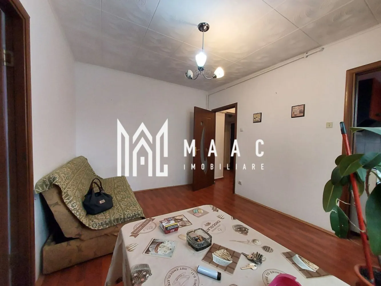Apartament 3 Camere | 47MPU | Cisnadie - MAAC Imobiliare vă oferă spre vânzare un apartament luminos și bine compartimentat, situat la etajul 4, în orașul Cisnădie.

Caracteristici principale:

Compartimentare: 2 camere, o sufragerie, o bucătărie funcțională, o baie, balcon
Îmbunătățiri: ferestre termopan, izolație termică, centrală proprie pe gaz, acoperișul blocului renovat recent
Utilități complete: racordare la toate utilitățile
Acest apartament reprezintă o opțiune excelentă pentru locuință sau pentru investiție, oferind confort și eficiență într-o zonă liniștită cu magazine si scoli in apropiere.

Pentru detalii și programarea unei vizionări, vă rugăm să ne contactați specificand ID:CP2283376