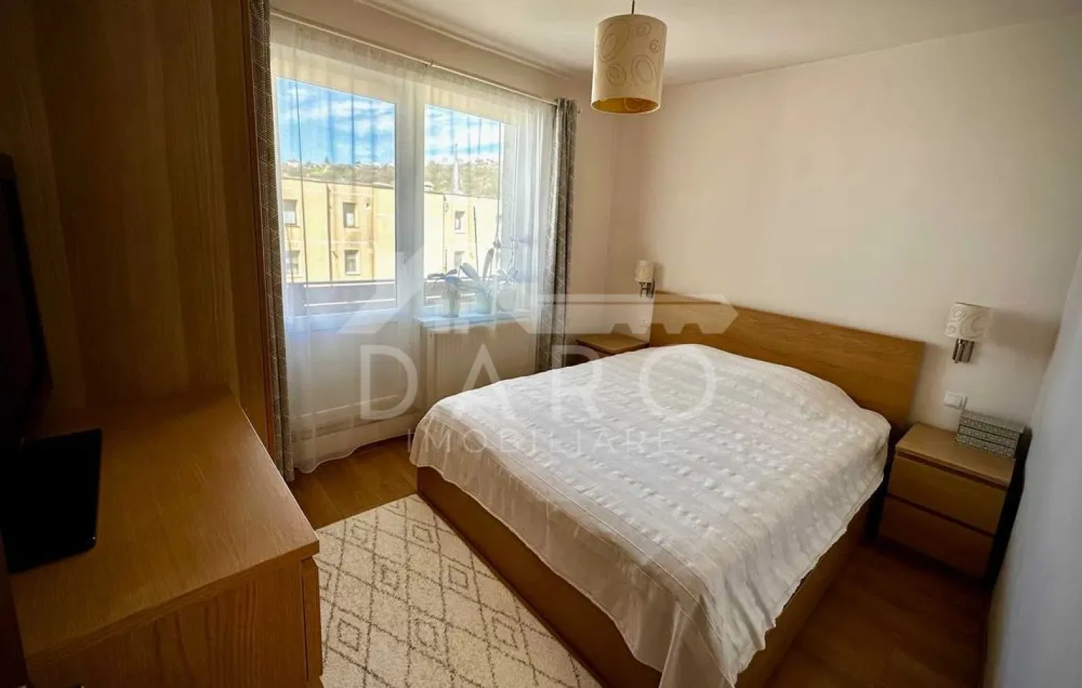 🏡 Apartament 3 camere de vânzare | Tudor – Str. Armoniei - 🏡 Apartament 3 camere de vânzare | Tudor – Str. Armoniei
Oferim spre vânzare un apartament modern, complet mobilat și utilat, situat într-una dintre cele mai căutate zone din cartierul Tudor.
✔ Bloc izolat termic
✔ Instalații electrice, sanitare și de încălzire refăcute
✔ Mobilier realizat la comandă
✔ Disponibil pentru mutare imediată
Compartimentare:
Living spațios
2 dormitoare
Bucătărie complet utilată
2 băi
Hol generos
Cămară
Terasă deschisă
Dotări premium:
✔ Aer condiționat
✔ Mașină de spălat vase
✔ Cuptor, plită, hotă, frigider
✔ Mașină de spălat cu uscător
✔ TV
✔ Internet și cablu TV în fiecare cameră
🚗 Opțional: Garaj – 7.500 € (raritate în zonă)
📍 Zonă liniștită, cu acces rapid către magazine, școli și mijloace de transport.
💎 Ideal pentru familie sau pentru cei care își doresc confort și finisaje de calitate.
📞 Detalii și vizionări:
Coman Maria – DARO Imobiliare & Kiwi Finance
📱 0749 535 729
💳 Ai nevoie de credit? Îți oferim analiză gratuită și soluții de finanțare de la peste 12 bănci.