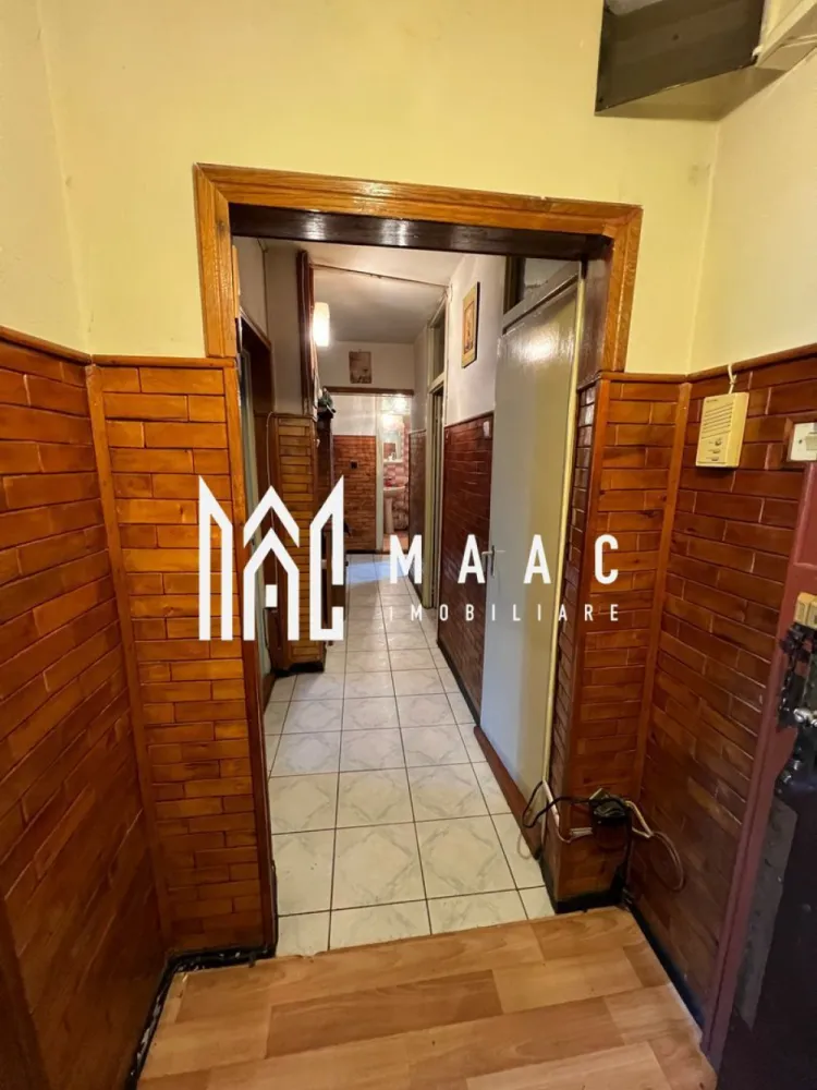 Apartament 4 camere I Central- Spitalul Județean I Etaj 1 I Decomandat - MAAC Imobiliare vă propune spre vânzare un apartament cu 4 camere decomandate, situat la etajul 1 din 7, în zona centrală a Sibiului, o locație premium, potrivită atât pentru rezidență, cât și pentru investiție în regim hotelier.

Apartamentul este amplasat vis-a-vis de Spitalul Județean, foarte aproape de Mall, Centrul Istoric, Gară, precum și de școli și licee de prestigiu, beneficiind de acces rapid la toate punctele de interes ale orașului.

Compartimentare:
-hol
-4 camere, toate cu ieșire pe balcon
-bucătărie închisă
-3 balcoane
-2 băi
-debara
-cămară
-pivniță

Finisajele sunt clasice și necesită renovare, oferind posibilitatea amenajării după preferințe. Datorită poziționării centrale și compartimentării generoase, proprietatea este potrivită atât pentru locuință proprie, cât și pentru închiriere în regim hotelier sau pe termen lung.

Avantaje:
-etaj 1 din 7
-bloc dotat cu lift
-zonă centrală
-proximitate față de Spitalul Județean și Promenada Mall
-acces rapid către centre comerciale, instituții de învățământ, culturale și sanitare
-parcare stradală

Pentru mai multe detalii vă rugăm să menționați la telefon numărul CP2279487.