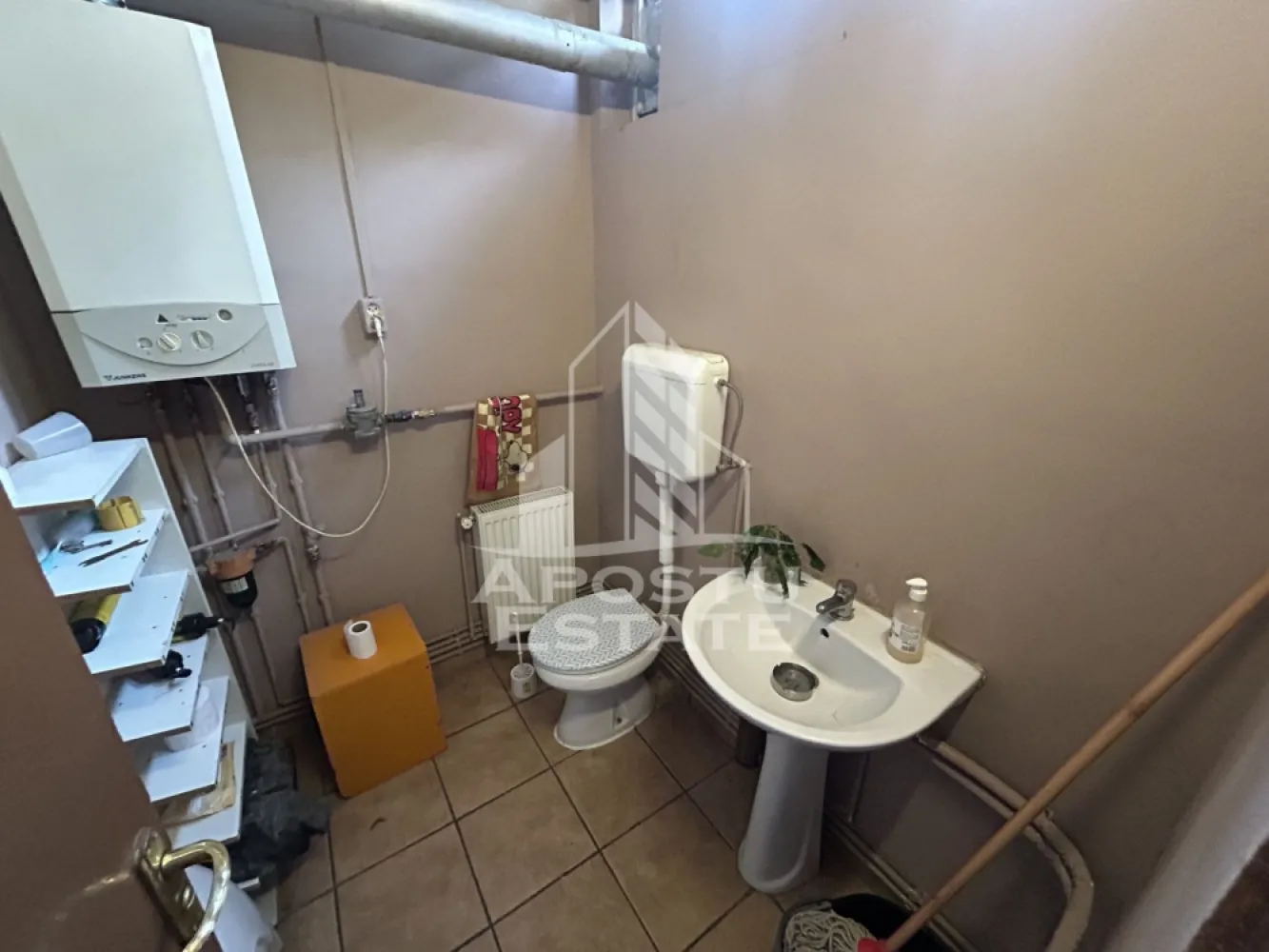Spatiu comercial cu vad, 85 mp, langa Piata Aurora, zona Dambovita - APOSTU ESTATE ofera spre inchiriere un spatiu comercial de 85 mp, cu vad comercial foarte bun, situat in zona Dambovita - Piata Aurora

Spatiul este amplasat intr- o zona cu trafic pietonal intens.
Suprafata utila este de aproximativ 85 mp, si este compartimentat astfel:
- sala de vanzare cu suprafata vitrata generoasa, cu intrare din strada;
- birou;
- spatiu depozitare cu acces aprovizionare din partea din spate;
- grup sanitar;

Confortul termic este asigurat prin centrala proprie pe gaz cu calorifere si climatizare.
Spatiu disponibil de la 1 august 2026.

Pentru mai multe detalii sau pentru stabilirea unei vizionari, nu ezitati sa ne contactati.
CP3197929