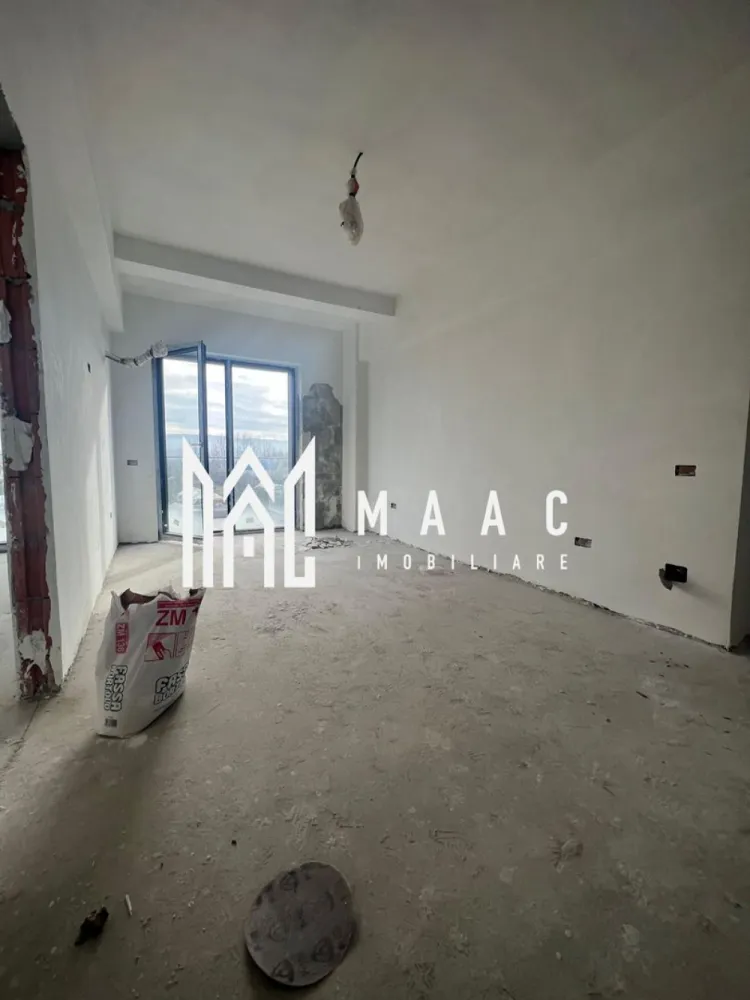 Apartament 2 camere | Dem Radulescu-Ostroveni | Bloc nou intabulat - MAAC Imobiliare vă oferă spre vânzare un apartament modern cu 2 camere, situat într-una dintre cele mai apreciate zone ale orașului – Dem Rădulescu – Ostroveni, Râmnicu Vâlcea. Proprietatea se află la etajul 2/3, într-un bloc nou, finalizat în 2025, dotat cu lift și intabulat, pregătit pentru tranzacționare imediată.

Suprafață construită: 70 m²
Compartimentare optimă:

* Living luminos și spațios
* Bucătărie separată
* Dormitor confortabil
* Baie modernă
* Logie + balcon – spații ideale pentru relaxare

Apartamentul se predă finisat la cheie, iar viitorul proprietar are posibilitatea de a personaliza finisajele după propriul gust, pentru un cămin exact așa cum și-l dorește.

Loc de parcare exterior inclus în preț, înscris în actul de proprietate – un avantaj important într-o zonă aglomerată.

Achiziția se poate realiza prin orice modalitate de plată, ceea ce face această ofertă accesibilă și flexibilă.

Un apartament nou, modern, excelent poziționat și cu facilități complete – o oportunitate ideală oferită de MAAC Imobiliare.

Pentru informații suplimentare sau pentru o vizionare, vă stăm cu drag la dispoziție!

id: CP2851694