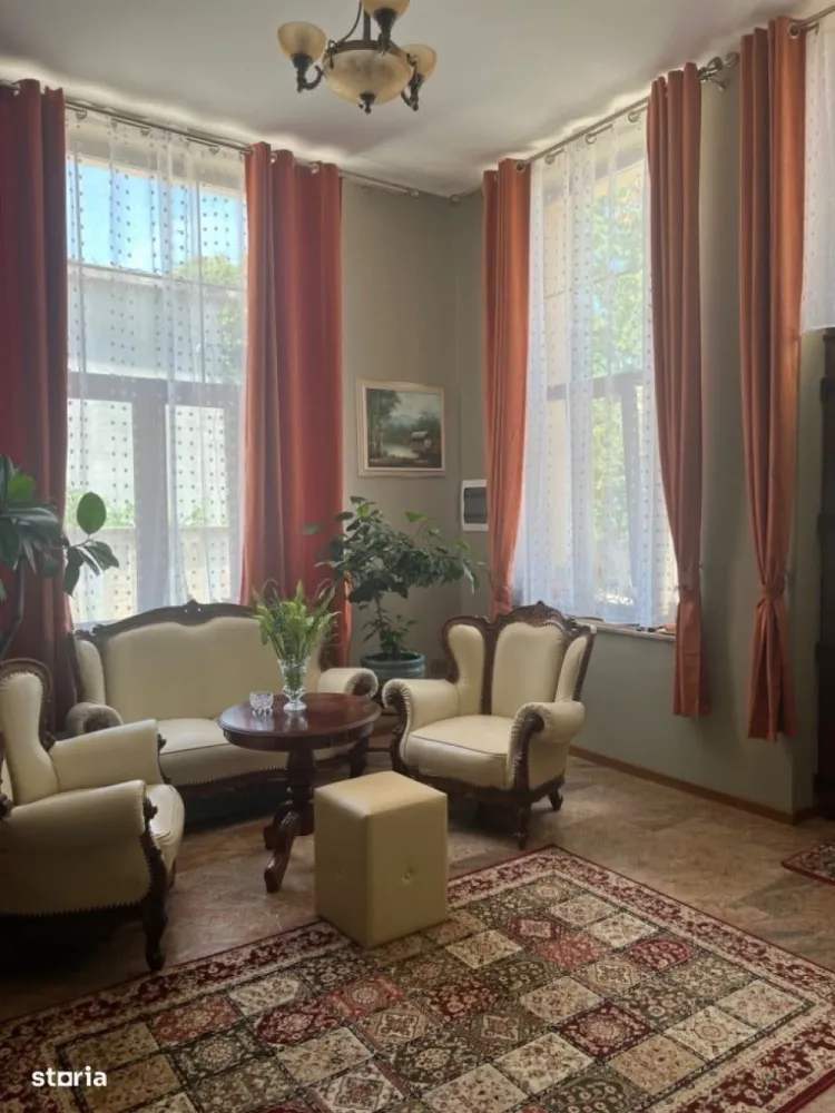 BRASADAS vinde casa cu 3 dormitoare in zona Titulescu. - Agentia Imobiliara BRASADAS vinde casă cu arhitectură deosebită in zona Titulescu.
Are o suprafață de 200 mp utili iar suprafața terenului este de 622mp. 
Casă tip evreiesc, înaltime interior 3,35m, pod înalt, renovată in 2022. Intrarea principală se face printr-un hol de intrare generos din care se intra in bucatarie si spre camere. 
Casa are 3 dormitoare, 3 băi- una cu vană, una cu duș și una de serviciu, living, dining, bucătarie cu o mica terasa, beci mare din cărămidă, de 45 m2, format din 3 incaperi cu intrare din exterior. 2 garaje in structura acoperita, vara una dintre parti se poate utiliza ca terasa acoperita. Intrare in curte cu masina.
Se accepta schimb cu o casă mai mică, in aceeași zona.
www.brasadas.com.