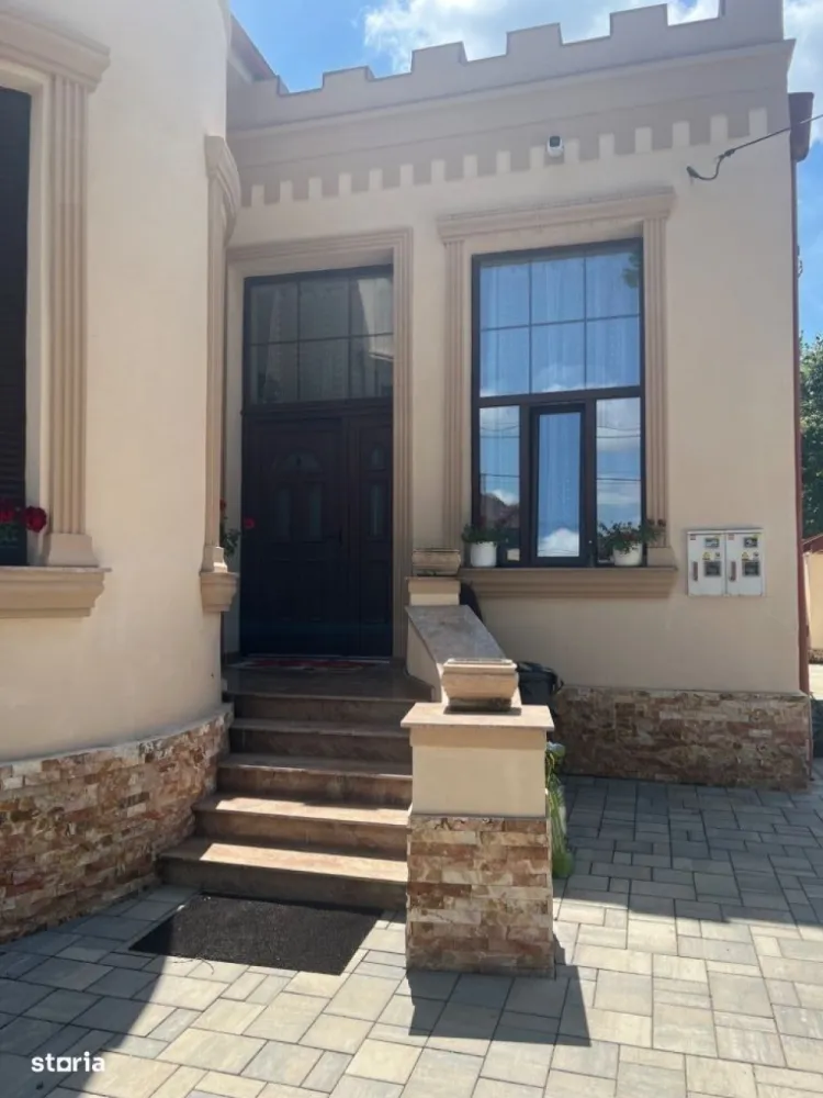 BRASADAS vinde casa cu 3 dormitoare in zona Titulescu. - Agentia Imobiliara BRASADAS vinde casă cu arhitectură deosebită in zona Titulescu.
Are o suprafață de 200 mp utili iar suprafața terenului este de 622mp. 
Casă tip evreiesc, înaltime interior 3,35m, pod înalt, renovată in 2022. Intrarea principală se face printr-un hol de intrare generos din care se intra in bucatarie si spre camere. 
Casa are 3 dormitoare, 3 băi- una cu vană, una cu duș și una de serviciu, living, dining, bucătarie cu o mica terasa, beci mare din cărămidă, de 45 m2, format din 3 incaperi cu intrare din exterior. 2 garaje in structura acoperita, vara una dintre parti se poate utiliza ca terasa acoperita. Intrare in curte cu masina.
Se accepta schimb cu o casă mai mică, in aceeași zona.
www.brasadas.com.